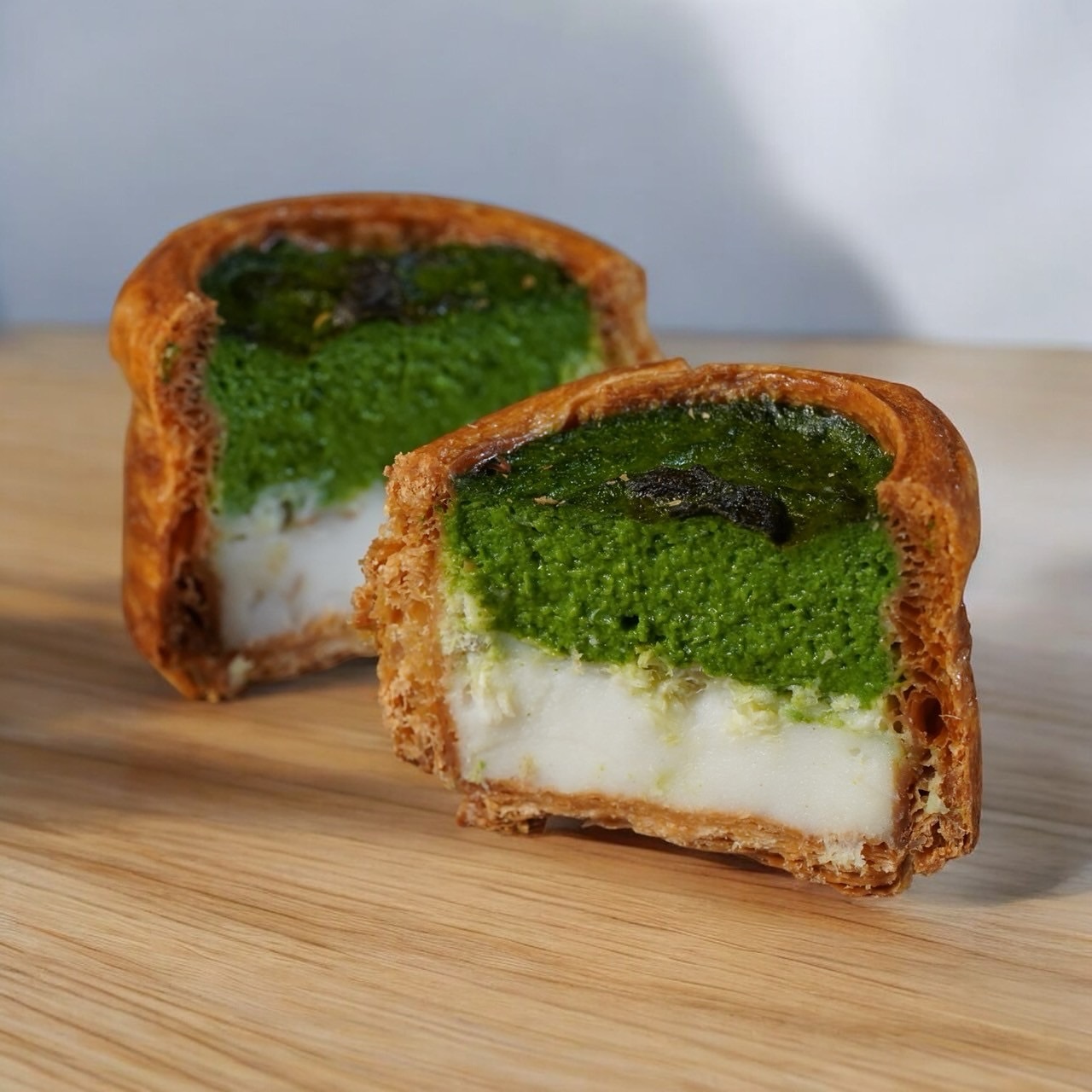 【ほうれん草と鯛 柚子】

ほうれん草の甘味と鮮やかなカラーを活かし
鯛を昆布〆にして 足利産の柚子の酸味をプラス
トッピングに鯛

※期間限定のフラン

⏱11:00〜18:00(売り切れ次第終了)
〒326−0824
0284−64−7367
栃木県足利市八幡町1丁目2−11
アガタビル2F