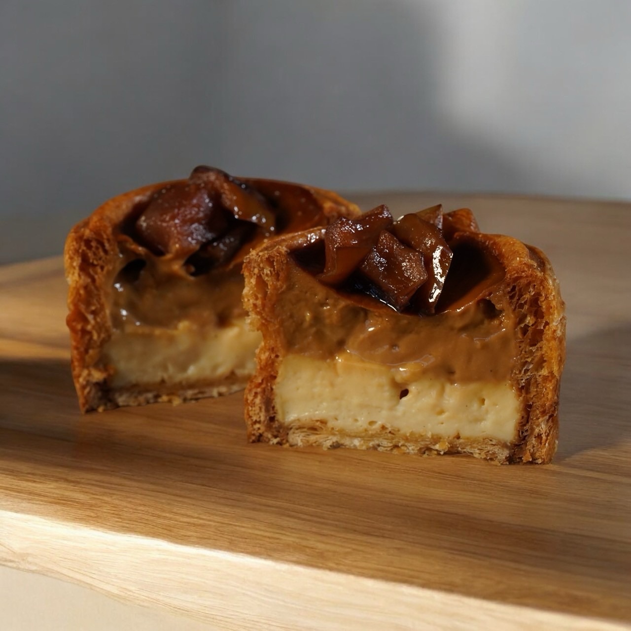 【リンゴキャラメル】

種子島シュガーのキャラメル生地
青森県産のリンゴ本来の酸味や甘さを活かしソテーしトッピング
仕上げにシナモンシュガーを振りかけます

⏱11:00〜18:00(売り切れ次第終了)
〒326−0824
0284−64−7367
栃木県足利市八幡町1丁目2−11
アガタビル2F