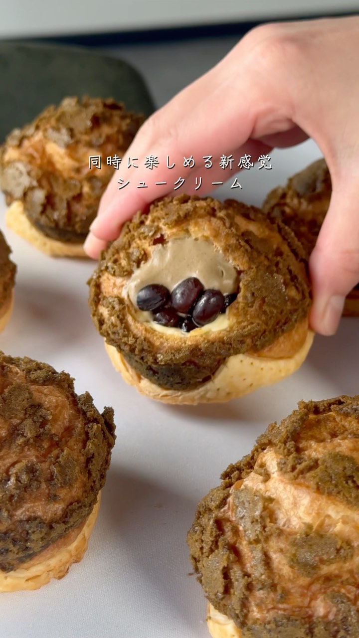 パリッ、サクッ、とろ〜り。幸せが詰まったひと口。

職人が磨き続けた技術で、ひとつひとつ丁寧に。
栃木県産小麦×フランスAOCバターのニ重層パイに、
濃厚な特製カスタードをたっぷり包んだシュークリームが自慢。
白と黒を基調にした、シンプルで落ち着く店内でお待ちしています️

2つ3つ / 足利市