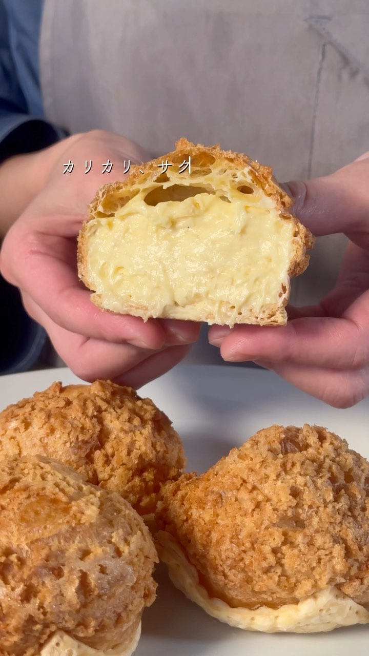 贈る人の想いを包み込む、足利の洋菓子店/
手作りのシュークリームやフランで、日常に小さな幸せをお届け

職人が磨き続けた技術で、ひとつひとつ丁寧に。
栃木県産小麦×フランスAOCバターのニ重層パイに、
濃厚な特製カスタードをたっぷり包んだシュークリームが自慢。
白と黒を基調にした、シンプルで落ち着く店内でお待ちしています️

2つ3つ / 足利市