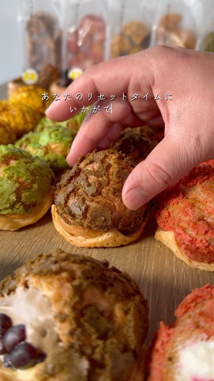 贈る人の想いを包み込む、足利の洋菓子店/
手作りのシュークリームやフランで、日常に小さな幸せをお届け

職人が磨き続けた技術で、ひとつひとつ丁寧に。
栃木県産小麦×フランスAOCバターのニ重層パイに、
濃厚な特製カスタードをたっぷり包んだシュークリームが自慢。
白と黒を基調にした、シンプルで落ち着く店内でお待ちしています️

2つ3つ / 足利市