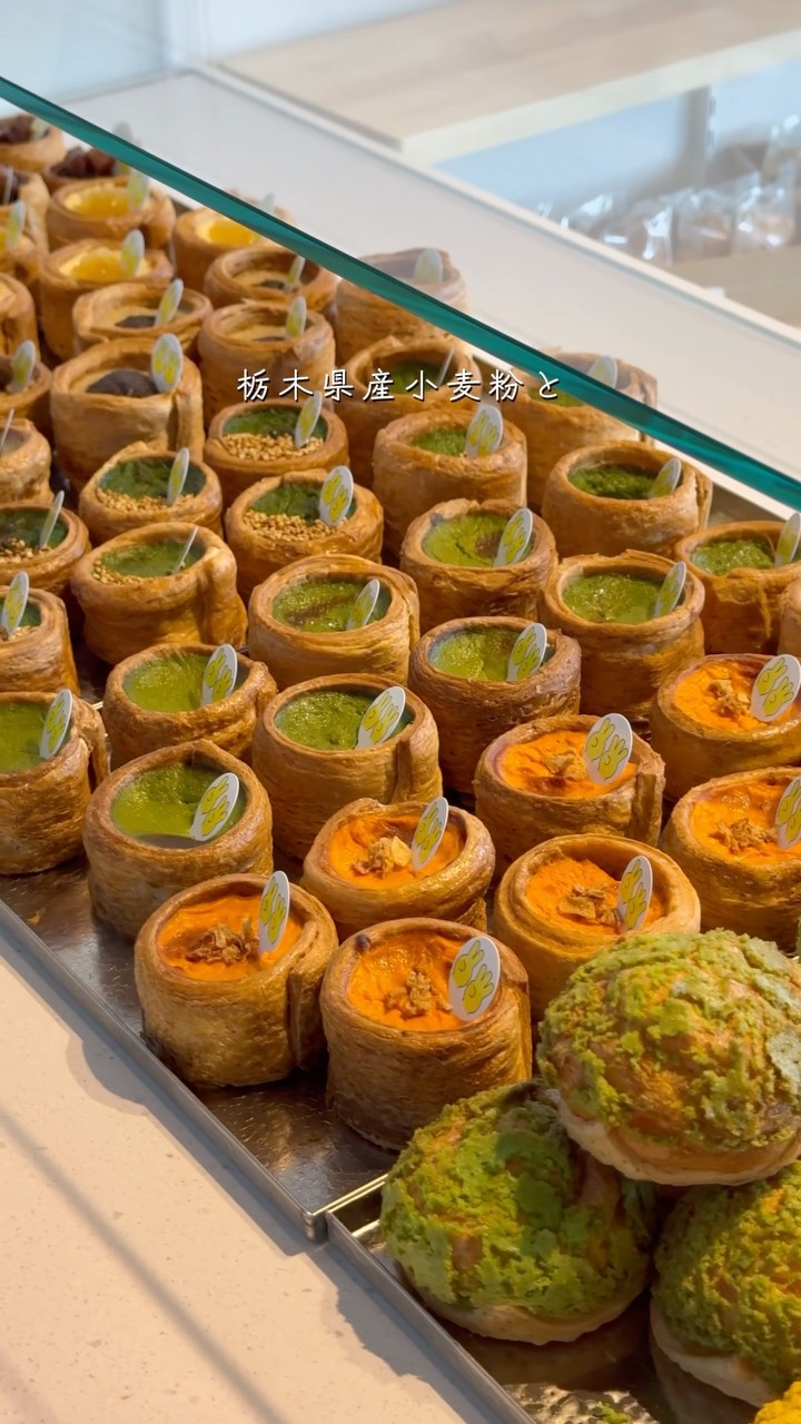 贈る人の想いを包み込む、足利の洋菓子店/
手作りのシュークリームやフランで、日常に小さな幸せをお届け

職人が磨き続けた技術で、ひとつひとつ丁寧に。
栃木県産小麦×フランスAOCバターのニ重層パイに、
濃厚な特製カスタードをたっぷり包んだシュークリームが自慢。
白と黒を基調にした、シンプルで落ち着く店内でお待ちしています️

2つ3つ / 足利市