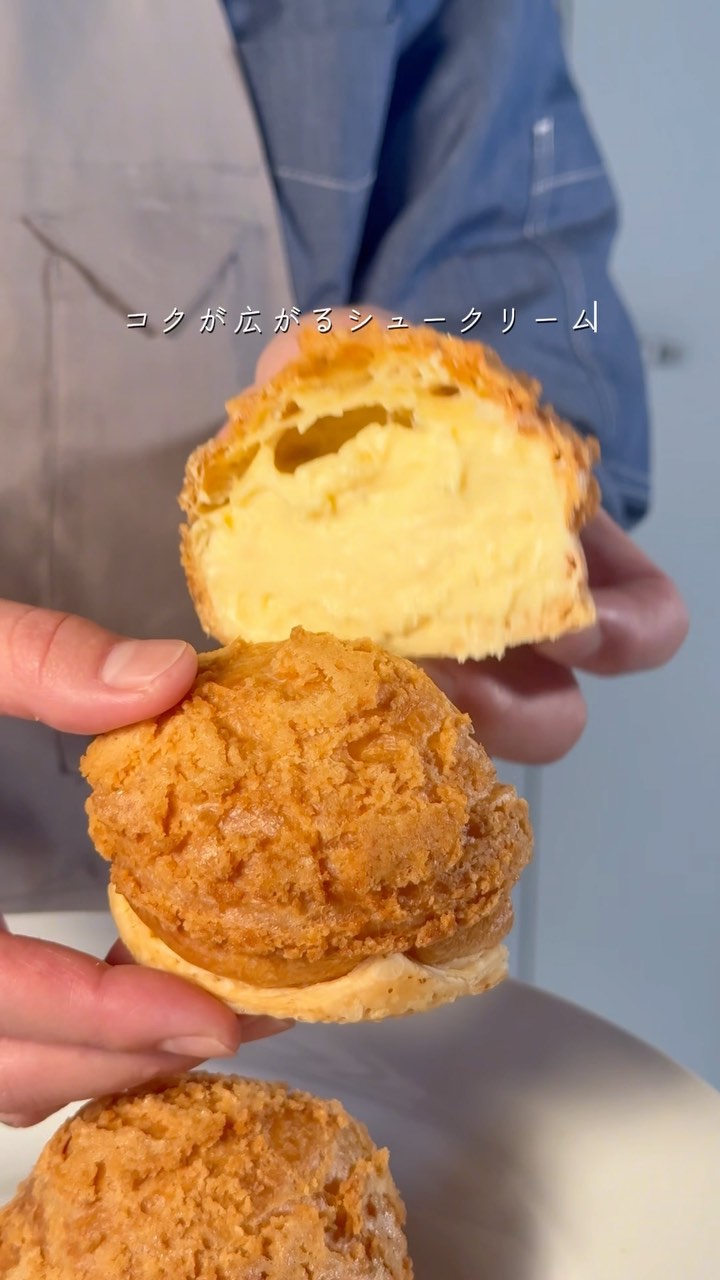 おやつの時間が、こんなに楽しみになるなんて

職人が磨き続けた技術で、ひとつひとつ丁寧に。
栃木県産小麦×フランスAOCバターのニ重層パイに、
濃厚な特製カスタードをたっぷり包んだシュークリームが自慢。
白と黒を基調にした、シンプルで落ち着く店内でお待ちしています️

2つ3つ / 足利市