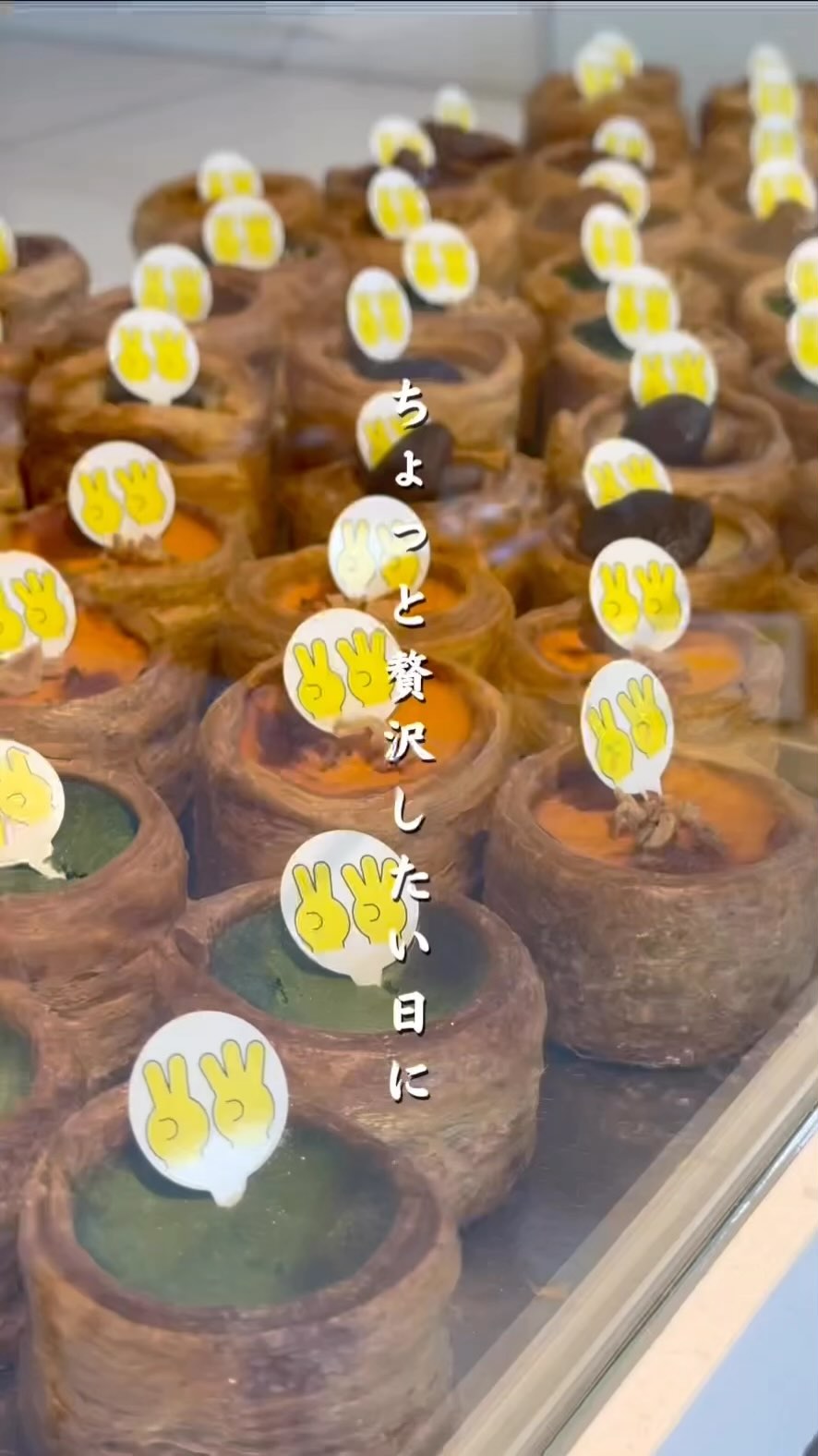 ちょっと贅沢したい日に選びたくなる２つのお菓子

職人が磨き続けた技術で、ひとつひとつ丁寧に。
栃木県産小麦×フランスAOCバターのニ重層パイに、
濃厚な特製カスタードをたっぷり包んだシュークリームが自慢。
白と黒を基調にした、シンプルで落ち着く店内でお待ちしています️

2つ3つ / 足利市