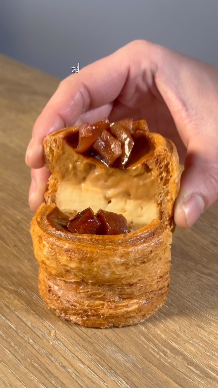 サクッと、トロっと、ふわっと。新感覚フラン

職人が磨き続けた技術で、ひとつひとつ丁寧に。
栃木県産小麦×フランスAOCバターのニ重層パイに、
濃厚な特製カスタードをたっぷり包んだシュークリームが自慢。
白と黒を基調にした、シンプルで落ち着く店内でお待ちしています️

2つ3つ / 足利市