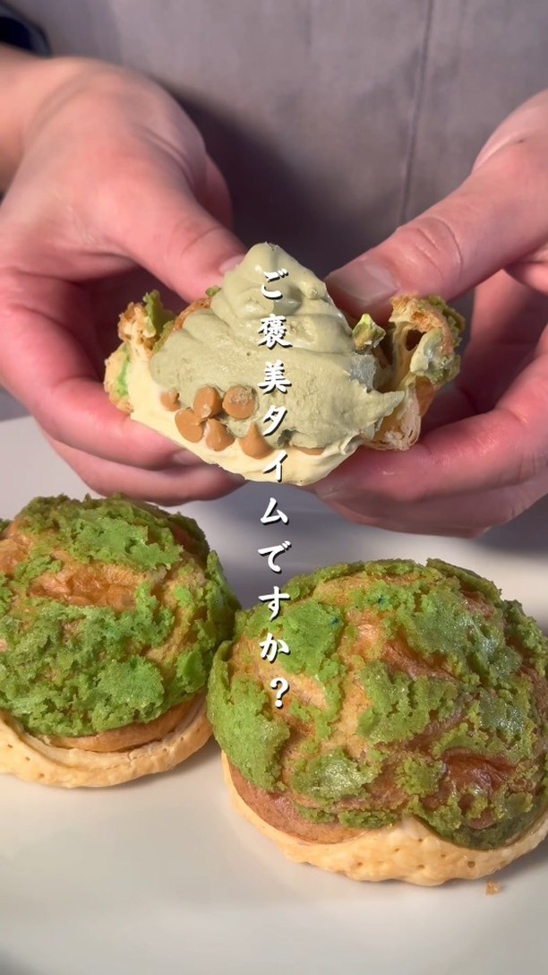 贈る人の想いを包み込む、足利の洋菓子店/
手作りのシュークリームやフランで、日常に小さな幸せをお届け
職人が磨き続けた技術で、ひとつひとつ丁寧に。
栃木県産小麦×フランスAOCバターのニ重層パイに、
濃厚な特製カスタードをたっぷり包んだシュークリームが自慢。
白と黒を基調にした、シンプルで落ち着く店内でお待ちしています

2つ3つ / 足利市
