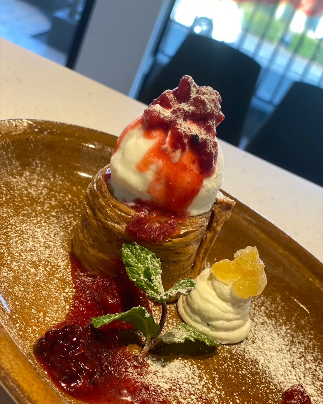 皆様こんにちは２つ３つです！

贈る人の想いを包み込む、足利の洋菓子店/
手作りのシュークリームやフランで、日常に小さな幸せをお届け
職人が磨き続けた技術で、ひとつひとつ丁寧に。
栃木県産小麦×フランスAOCバターのニ重層パイに、
濃厚な特製カスタードをたっぷり包んだシュークリームが自慢。
白と黒を基調にした、シンプルで落ち着く店内でお待ちしています

店内限定トッピングや新発売のクリームブリュレもご用意しております♪皆様のご来店お待ちしております♡

2つ3つ / 足利市