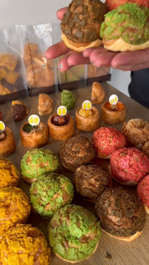 贈る人の想いを包み込む、足利の洋菓子店/
手作りのシュークリームやフランで、日常に小さな幸せをお届け
職人が磨き続けた技術で、ひとつひとつ丁寧に。
栃木県産小麦×フランスAOCバターのニ重層パイに、
濃厚な特製カスタードをたっぷり包んだシュークリームが自慢。
白と黒を基調にした、シンプルで落ち着く店内でお待ちしています

2つ3つ / 足利市