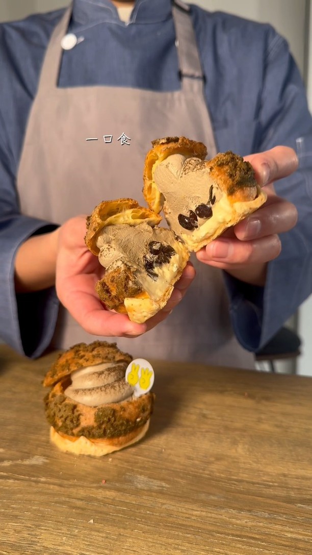 贈る人の想いを包み込む、足利の洋菓子店/
手作りのシュークリームやフランで、日常に小さな幸せをお届け
職人が磨き続けた技術で、ひとつひとつ丁寧に。
栃木県産小麦×フランスAOCバターのニ重層パイに、
濃厚な特製カスタードをたっぷり包んだシュークリームが自慢。
白と黒を基調にした、シンプルで落ち着く店内でお待ちしています

2つ3つ / 足利市