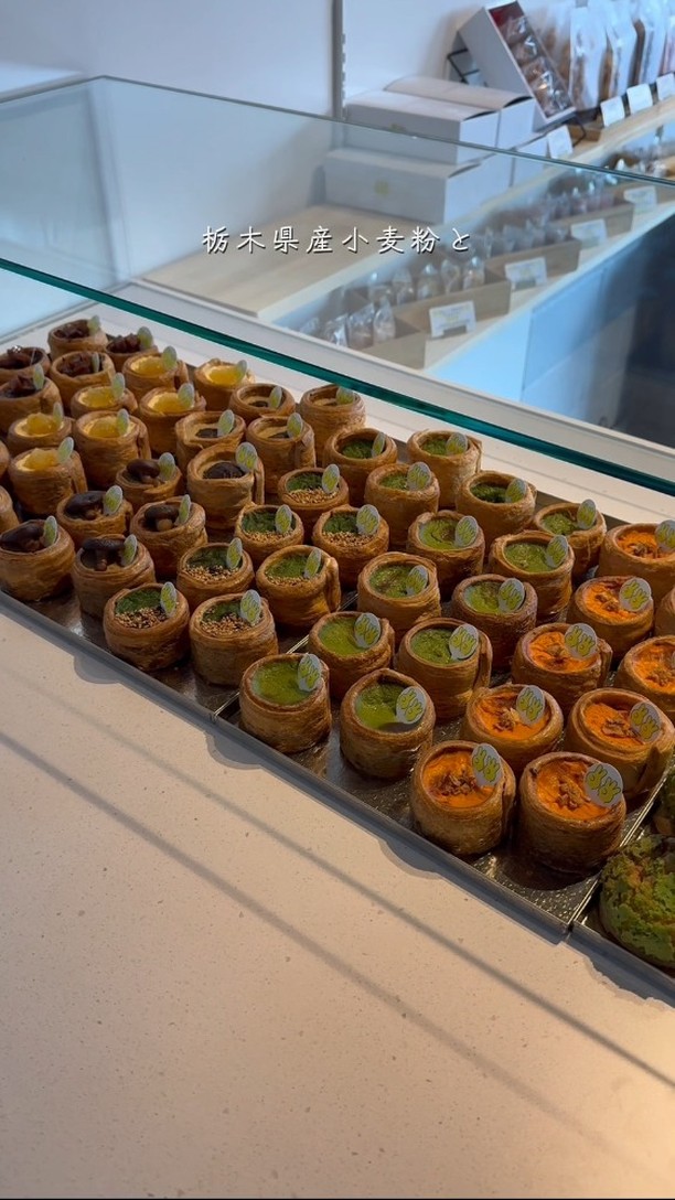 贈る人の想いを包み込む、足利の洋菓子店/
手作りのシュークリームやフランで、日常に小さな幸せをお届け
職人が磨き続けた技術で、ひとつひとつ丁寧に。
栃木県産小麦×フランスAOCバターのニ重層パイに、
濃厚な特製カスタードをたっぷり包んだシュークリームが自慢。
白と黒を基調にした、シンプルで落ち着く店内でお待ちしています
2つ3つ / 足利市