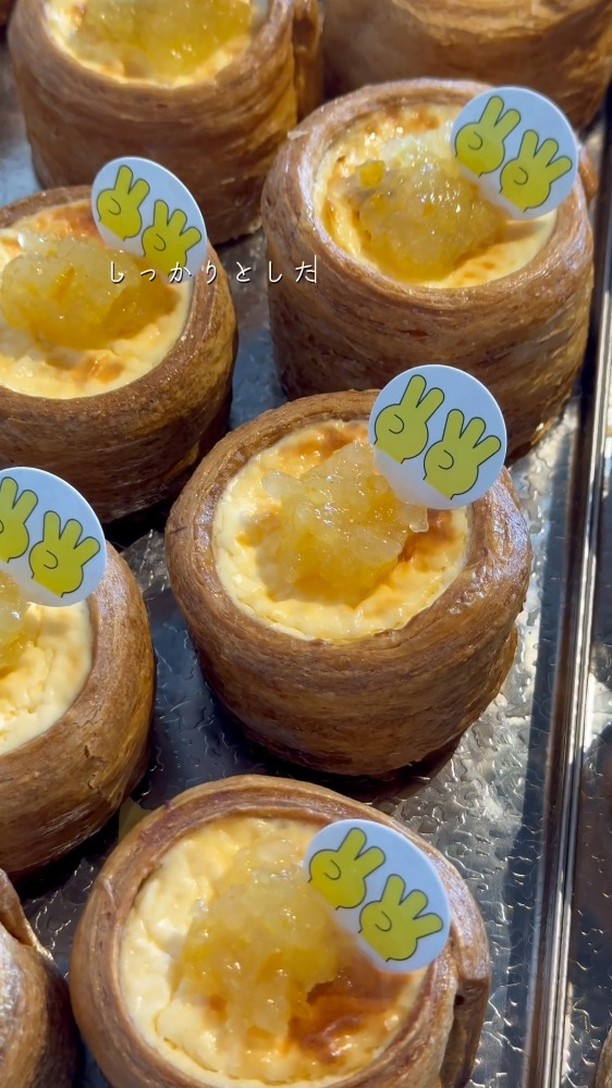 贈る人の想いを包み込む、足利の洋菓子店/
手作りのシュークリームやフランで、日常に小さな幸せをお届け
職人が磨き続けた技術で、ひとつひとつ丁寧に。
栃木県産小麦×フランスAOCバターのニ重層パイに、
濃厚な特製カスタードをたっぷり包んだシュークリームが自慢。
白と黒を基調にした、シンプルで落ち着く店内でお待ちしています

2つ3つ / 足利市