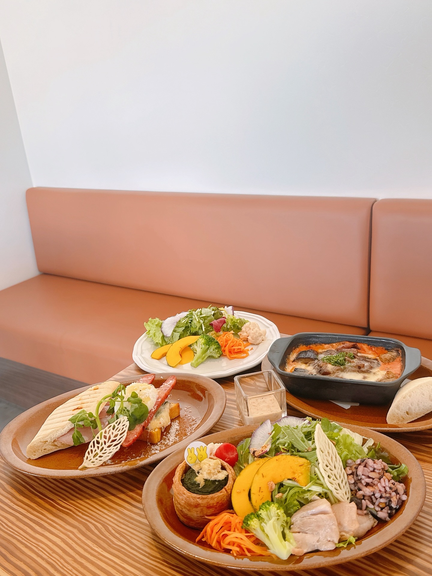 皆様にお知らせです🔅

05月26日(月)〜 Lunch menu が【平日限定】で追加になります♡

メニューは3種類

・マール牛と揚げなす ラザニアランチ(パン付き)税込1300円

・国産ソーセージとほうれん草オープンサンド &モルタデラハムのパニーニ 税込1250円

・15品目のサラダプレート&選べるフランランチ 税込1380円

セットの中にドリンクが付いてるので
お好きなドリンクお一つお選び頂けます♫
(500円以内のドリンクのみ
500円以上は差額を頂ければご注文可能です。)

ｼｭｰｸﾘｰﾑをお持ち帰りする前にふらっと食べるのもよし♡
ご友人やご家族とまったりおしゃれランチにもよし♡

皆様のご来店お待ちしております🫶🏻

−−−−−−−−−−−−−−−−−−−−−−−−−−−−−−−−−−−

05月26日〜start【平日限定】11:30〜14:00

2つ3つ / 足利市