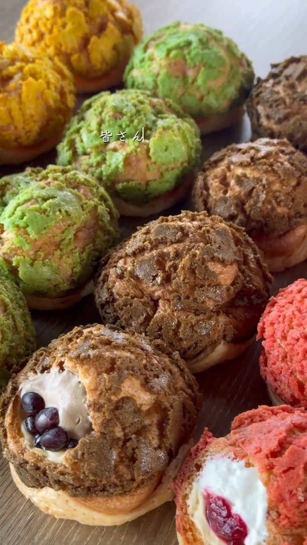 贈る人の想いを包み込む、足利の洋菓子店/
手作りのシュークリームやフランで、日常に小さな幸せをお届け
職人が磨き続けた技術で、ひとつひとつ丁寧に。
栃木県産小麦×フランスAOCバターのニ重層パイに、
濃厚な特製カスタードをたっぷり包んだシュークリームが自慢。
白と黒を基調にした、シンプルで落ち着く店内でお待ちしています

2つ3つ / 足利市