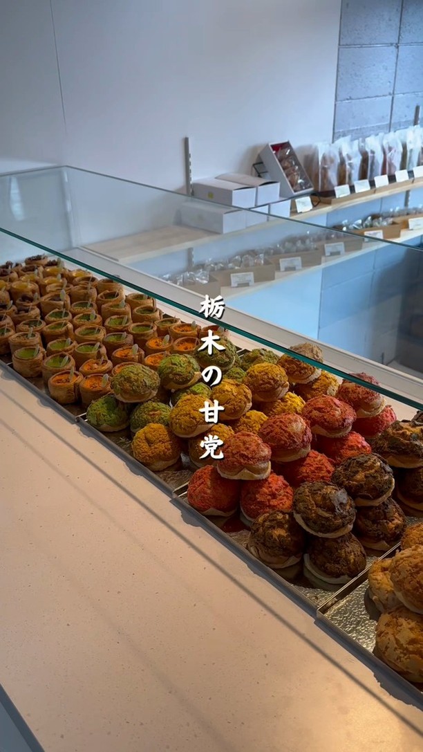 贈る人の想いを包み込む、足利の洋菓子店/
手作りのシュークリームやフランで、日常に小さな幸せをお届け
職人が磨き続けた技術で、ひとつひとつ丁寧に。
栃木県産小麦×フランスAOCバターのニ重層パイに、
濃厚な特製カスタードをたっぷり包んだシュークリームが自慢。
白と黒を基調にした、シンプルで落ち着く店内でお待ちしています
2つ3つ / 足利市