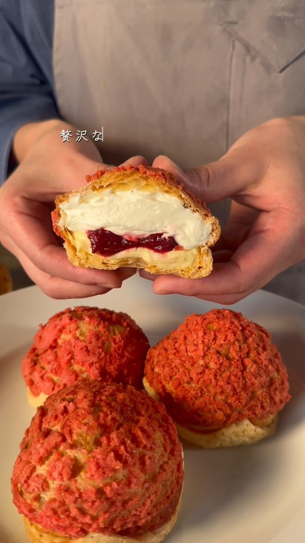 贈る人の想いを包み込む、足利の洋菓子店/
手作りのシュークリームやフランで、日常に小さな幸せをお届け
職人が磨き続けた技術で、ひとつひとつ丁寧に。
栃木県産小麦×フランスAOCバターのニ重層パイに、
濃厚な特製カスタードをたっぷり包んだシュークリームが自慢。
白と黒を基調にした、シンプルで落ち着く店内でお待ちしています

2つ3つ / 足利市