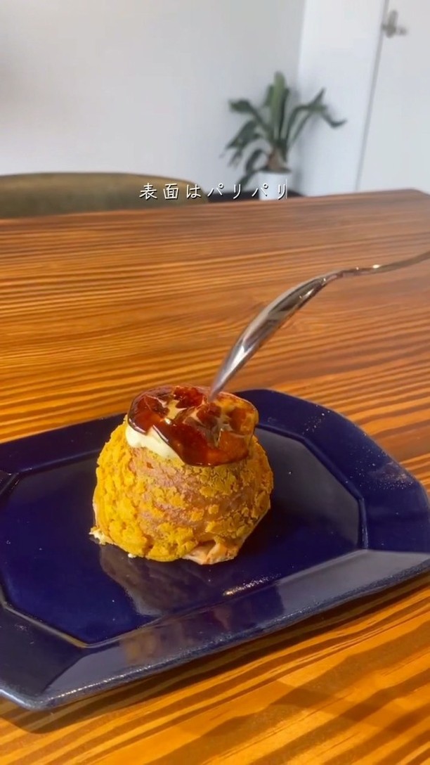 贈る人の想いを包み込む、足利の洋菓子店/
手作りのシュークリームやフランで、日常に小さな幸せをお届け
職人が磨き続けた技術で、ひとつひとつ丁寧に。
栃木県産小麦×フランスAOCバターのニ重層パイに、
濃厚な特製カスタードをたっぷり包んだシュークリームが自慢。
白と黒を基調にした、シンプルで落ち着く店内でお待ちしています

2つ3つ / 足利市