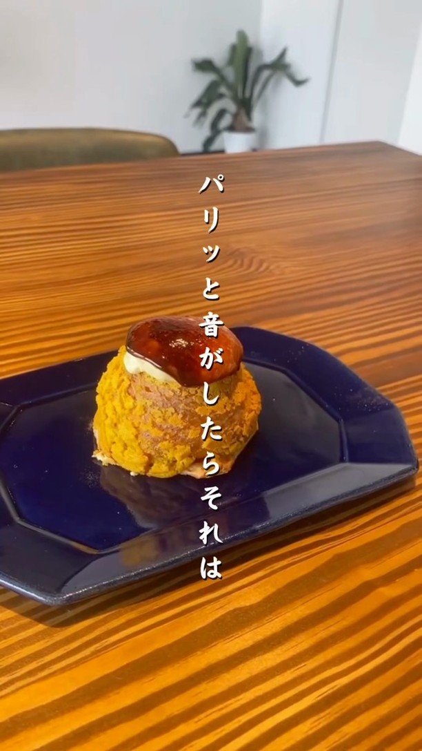 贈る人の想いを包み込む、足利の洋菓子店/
手作りのシュークリームやフランで、日常に小さな幸せをお届け
職人が磨き続けた技術で、ひとつひとつ丁寧に。
栃木県産小麦×フランスAOCバターのニ重層パイに、
濃厚な特製カスタードをたっぷり包んだシュークリームが自慢。
白と黒を基調にした、シンプルで落ち着く店内でお待ちしています
2つ3つ / 足利市