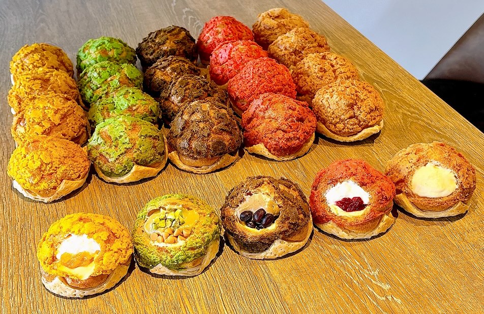 2025.6.27

こんにちは
今日も外は思い切った暑さですね
2つ3つのフラッペでさっぱりするのはいかがでしょうか？

実は、この度シュークリームの生地をリニューアルしました！！
栃木県産の小麦粉と群馬県産の米粉を使って、もちもち感がアップしました
ザクザクしたクッキー生地と、もちもちのシュー生地、サクサクのパイ生地の3つの食感が楽しめます。
中には今まで通り、北海道産のクリームたっぷりで、とろーり至福の時間を堪能してください

テイクアウトはもちろん、店内でのご飲食も可能です！
2つ3つの新しくなったシュークリームをぜひお召し上がりください♪