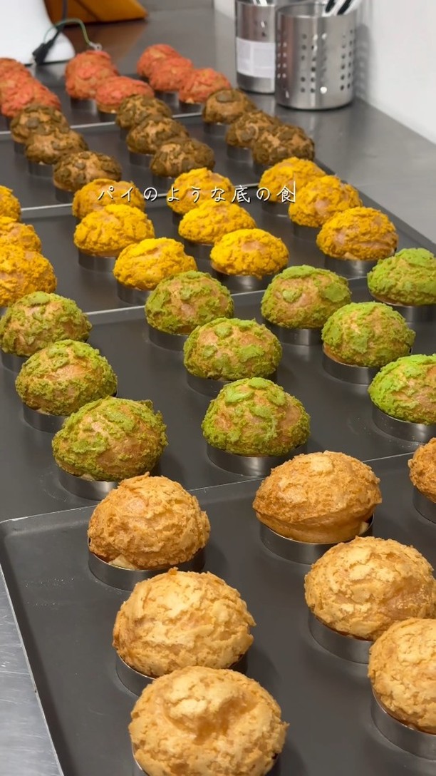 贈る人の想いを包み込む、足利の洋菓子店/
手作りのシュークリームやフランで、日常に小さな幸せをお届け
職人が磨き続けた技術で、ひとつひとつ丁寧に。
栃木県産小麦×フランスAOCバターのニ重層パイに、
濃厚な特製カスタードをたっぷり包んだシュークリームが自慢。
白と黒を基調にした、シンプルで落ち着く店内でお待ちしています

2つ3つ / 足利市