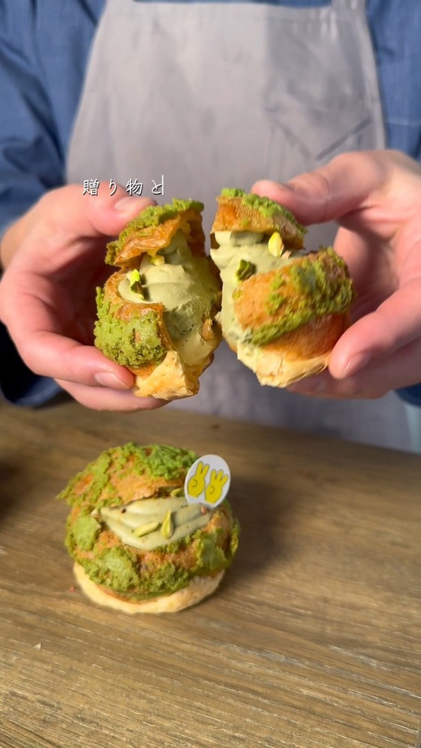 贈る人の想いを包み込む、足利の洋菓子店/
手作りのシュークリームやフランで、日常に小さな幸せをお届け
職人が磨き続けた技術で、ひとつひとつ丁寧に。
栃木県産小麦×フランスAOCバターのニ重層パイに、
濃厚な特製カスタードをたっぷり包んだシュークリームが自慢。
白と黒を基調にした、シンプルで落ち着く店内でお待ちしています

2つ3つ / 足利市