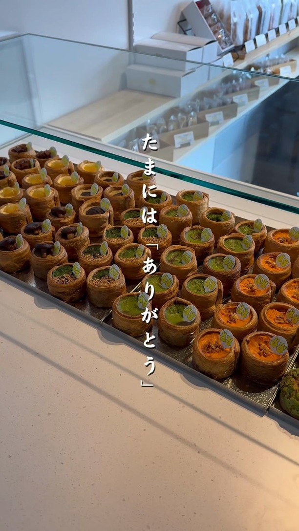 贈る人の想いを包み込む、足利の洋菓子店/
手作りのシュークリームやフランで、日常に小さな幸せをお届け
職人が磨き続けた技術で、ひとつひとつ丁寧に。
栃木県産小麦×フランスAOCバターのニ重層パイに、
濃厚な特製カスタードをたっぷり包んだシュークリームが自慢。
白と黒を基調にした、シンプルで落ち着く店内でお待ちしています

2つ3つ / 足利市