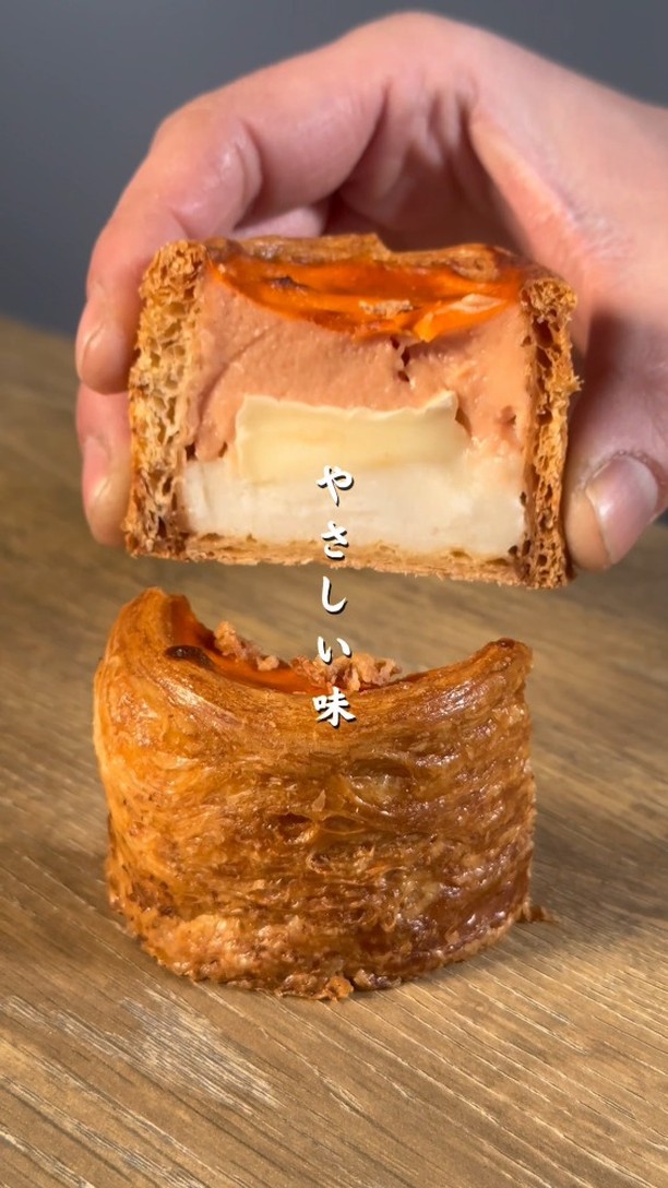 贈る人の想いを包み込む、足利の洋菓子店/
手作りのシュークリームやフランで、日常に小さな幸せをお届け
職人が磨き続けた技術で、ひとつひとつ丁寧に。
栃木県産小麦×フランスAOCバターのニ重層パイに、
濃厚な特製カスタードをたっぷり包んだシュークリームが自慢。
白と黒を基調にした、シンプルで落ち着く店内でお待ちしています

2つ3つ / 足利市