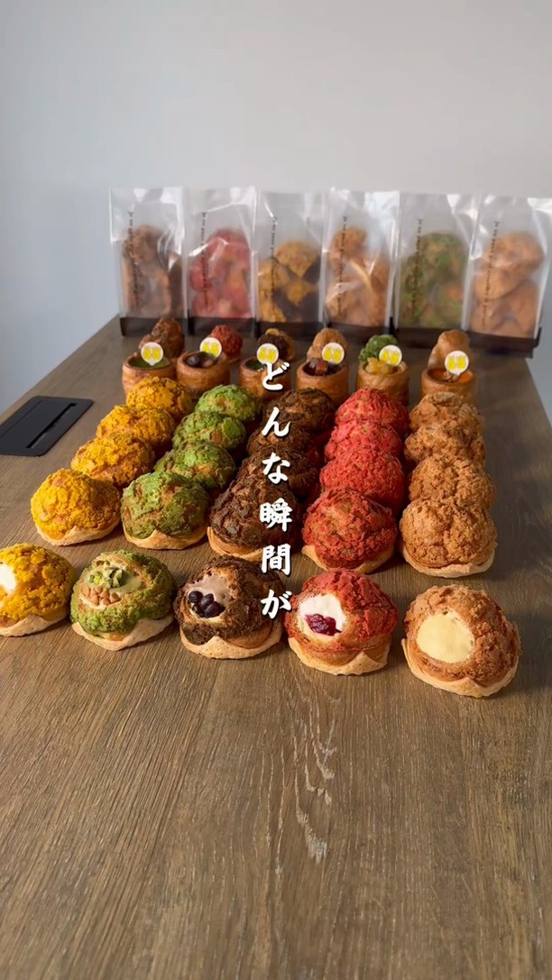 贈る人の想いを包み込む、足利の洋菓子店/
手作りのシュークリームやフランで、日常に小さな幸せをお届け
職人が磨き続けた技術で、ひとつひとつ丁寧に。
栃木県産小麦×フランスAOCバターのニ重層パイに、
濃厚な特製カスタードをたっぷり包んだシュークリームが自慢。
白と黒を基調にした、シンプルで落ち着く店内でお待ちしています
2つ3つ / 足利市