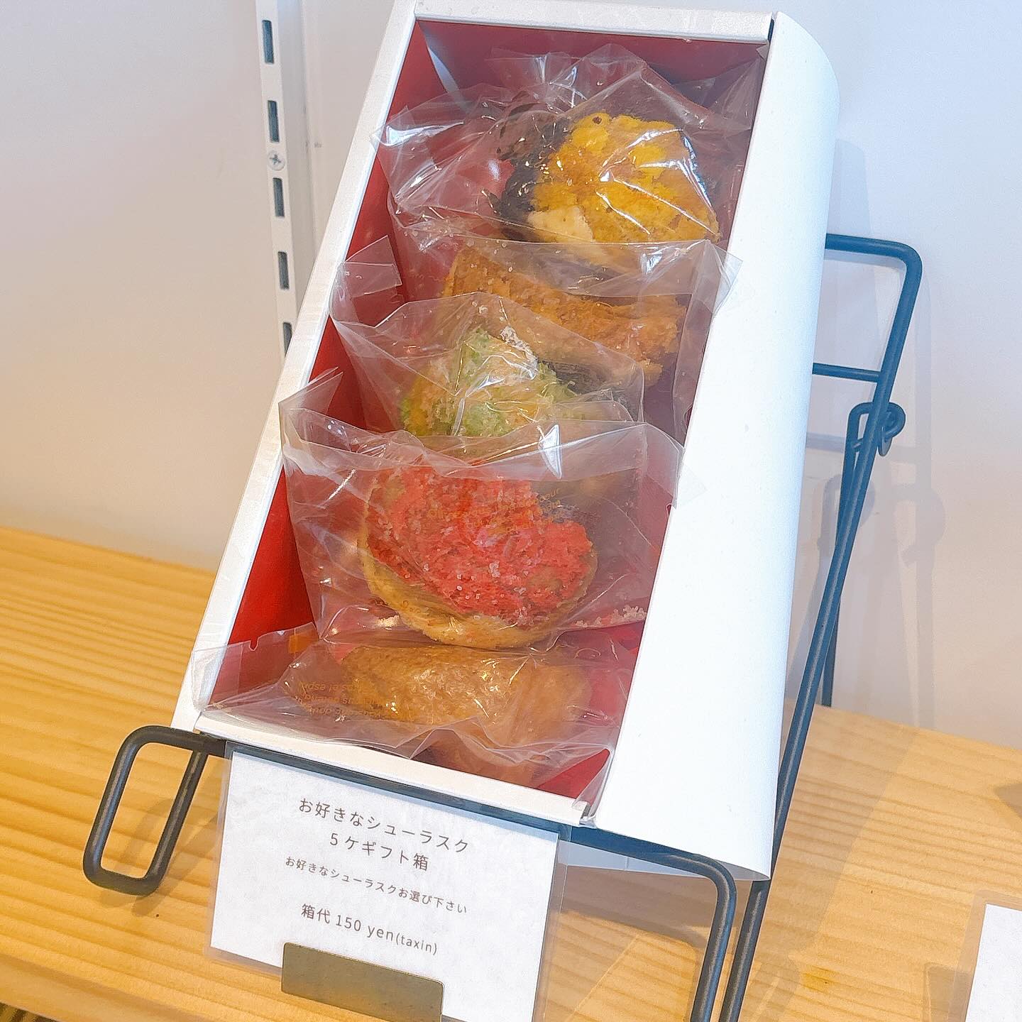 2025.7.6

最近、人気急上昇しているのが

『シューラスク』

贈り物用に、飾り箱に入れて包装も可能です！
中は組み合わせ自由！

・プレーン
・イチゴシュガー
・濃い抹茶
・チョコバナナ
・シナモン
・トリュフチーズ

いろんな味を入れたバラエティーBOXも嬉しいし、おすすめの味を詰め込んだ、美味いの確定️通称【美味確BOX】を作ってもいいですね

店頭には、シューラスクにも合う紅茶のギフトパックも販売中です。

今日も気温が高いので
お買い物ついでに、フラッペを飲んで涼んでください