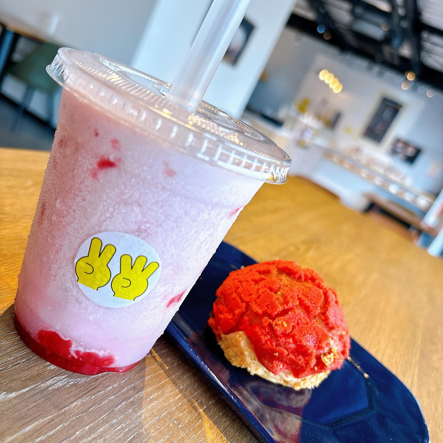 2025.7.3

今日もぐんぐん️気温上昇中️
最高気温は35℃予想だとか

そんな日は、2つ3つのフラッペはいかがでしょうか？

写真のものは
『イチゴベリーホワイトチョコフラッペ』と、
『クリームチーズベリーシュークリーム』です

ホワイトチョコの甘さが、ベリーの酸味でスッキリとしていて、つめたーく味わえます

お持ち帰りの他にも
みんなでおしゃべりしながらカフェタイムも良し

1人でご褒美タイムを楽しむのも良し

涼しーい店内で、ゆったり過ごしてください♪