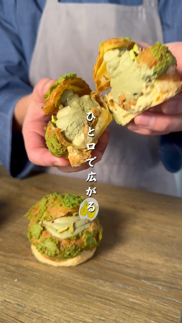 贈る人の想いを包み込む、足利の洋菓子店/
手作りのシュークリームやフランで、日常に小さな幸せをお届け
職人が磨き続けた技術で、ひとつひとつ丁寧に。
栃木県産小麦×フランスAOCバターのニ重層パイに、
濃厚な特製カスタードをたっぷり包んだシュークリームが自慢。
白と黒を基調にした、シンプルで落ち着く店内でお待ちしています
2つ3つ / 足利市