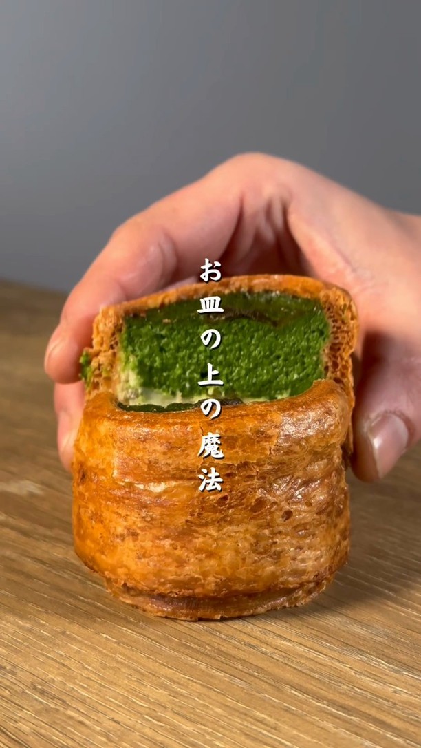 贈る人の想いを包み込む、足利の洋菓子店/
手作りのシュークリームやフランで、日常に小さな幸せをお届け
職人が磨き続けた技術で、ひとつひとつ丁寧に。
栃木県産小麦×フランスAOCバターのニ重層パイに、
濃厚な特製カスタードをたっぷり包んだシュークリームが自慢。
白と黒を基調にした、シンプルで落ち着く店内でお待ちしています

2つ3つ / 足利市