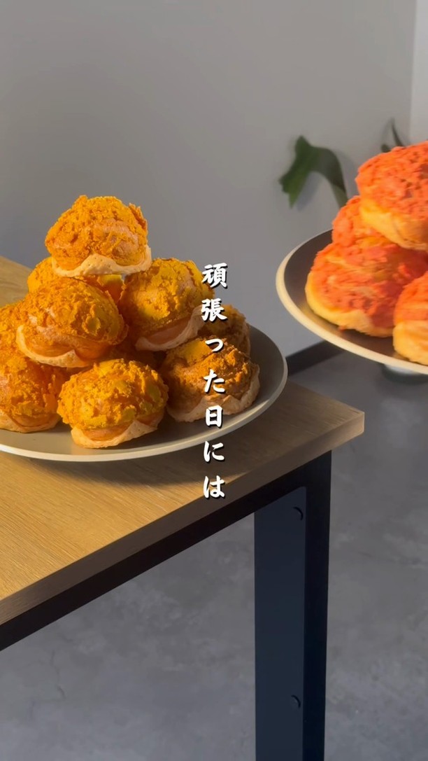 贈る人の想いを包み込む、足利の洋菓子店/
手作りのシュークリームやフランで、日常に小さな幸せをお届け
職人が磨き続けた技術で、ひとつひとつ丁寧に。
栃木県産小麦×フランスAOCバターのニ重層パイに、
濃厚な特製カスタードをたっぷり包んだシュークリームが自慢。
白と黒を基調にした、シンプルで落ち着く店内でお待ちしています

2つ3つ / 足利市