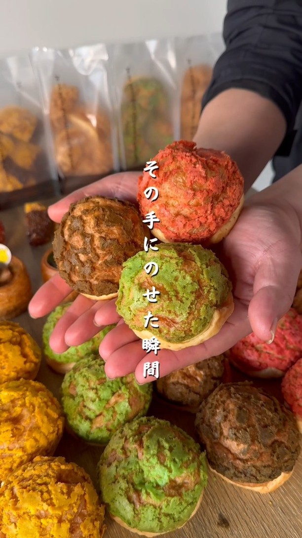 贈る人の想いを包み込む、足利の洋菓子店/
手作りのシュークリームやフランで、日常に小さな幸せをお届け
職人が磨き続けた技術で、ひとつひとつ丁寧に。
栃木県産小麦×フランスAOCバターのニ重層パイに、
濃厚な特製カスタードをたっぷり包んだシュークリームが自慢。
白と黒を基調にした、シンプルで落ち着く店内でお待ちしています
2つ3つ / 足利市