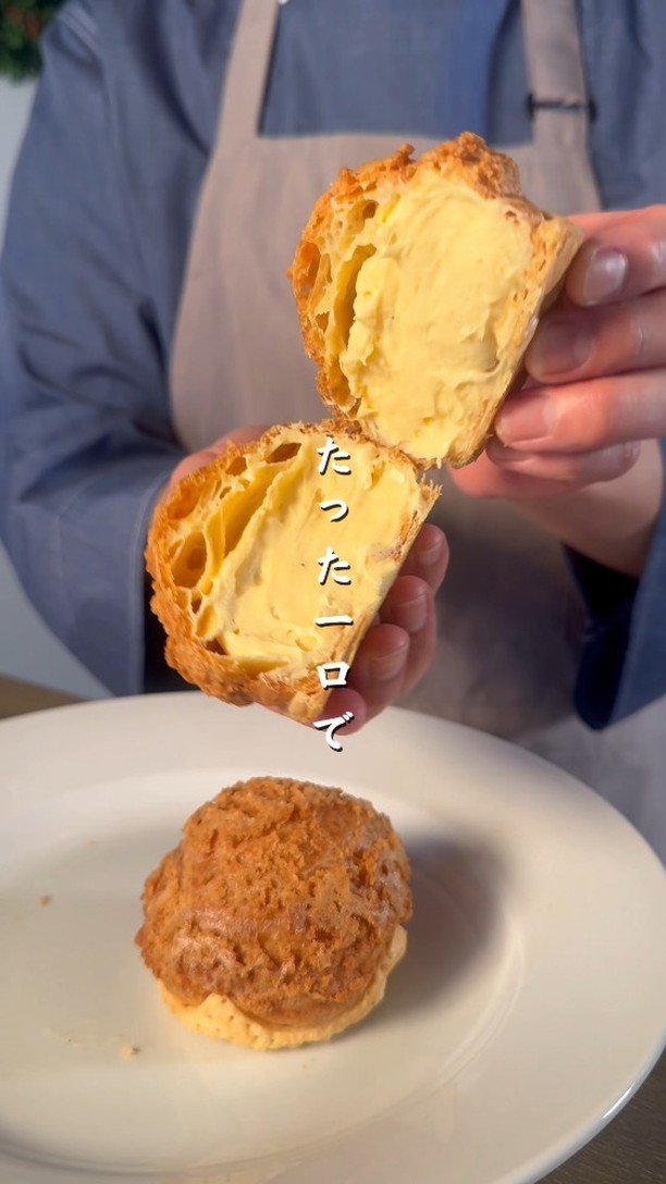 贈る人の想いを包み込む、足利の洋菓子店/
手作りのシュークリームやフランで、日常に小さな幸せをお届け
職人が磨き続けた技術で、ひとつひとつ丁寧に。
栃木県産小麦×フランスAOCバターのニ重層パイに、
濃厚な特製カスタードをたっぷり包んだシュークリームが自慢。
白と黒を基調にした、シンプルで落ち着く店内でお待ちしています

2つ3つ / 足利市