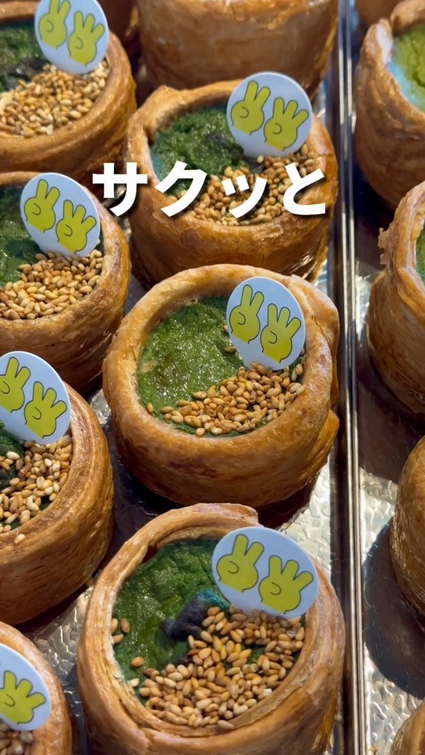 贈る人の想いを包み込む、足利の洋菓子店/
手作りのシュークリームやフランで、日常に小さな幸せをお届け
職人が磨き続けた技術で、ひとつひとつ丁寧に。
栃木県産小麦×フランスAOCバターのニ重層パイに、
濃厚な特製カスタードをたっぷり包んだシュークリームが自慢。
白と黒を基調にした、シンプルで落ち着く店内でお待ちしています

2つ3つ / 足利市