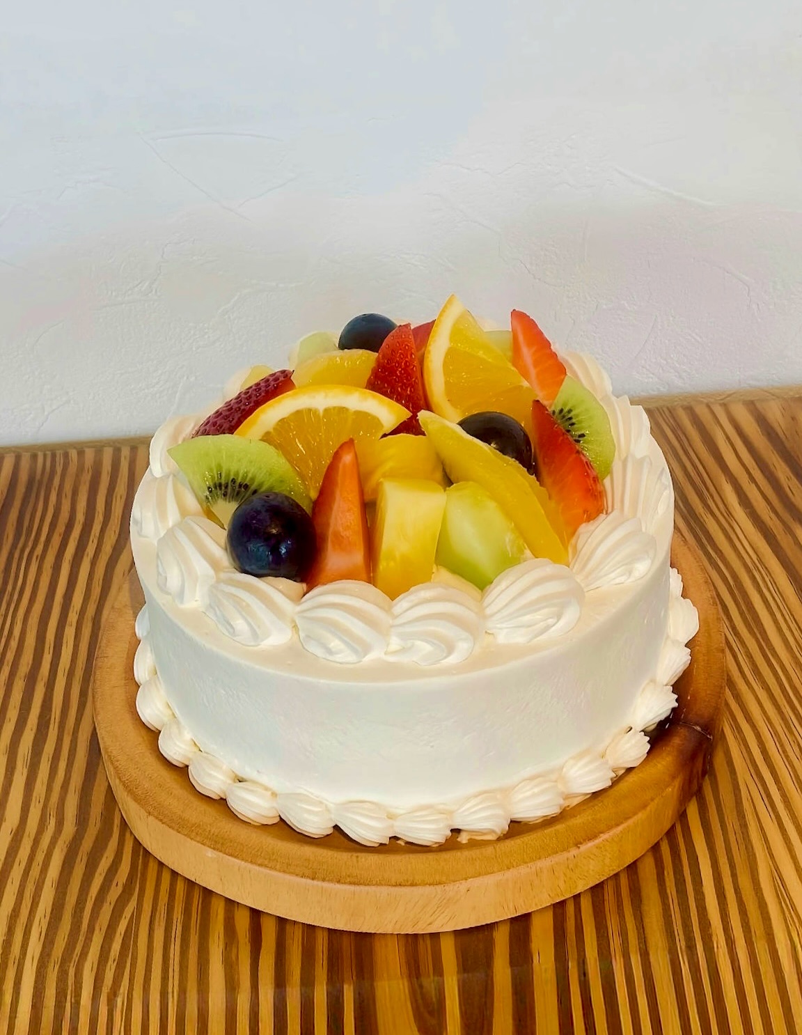 こんばんは〜 @2tsu3tsu です(˶ᵔ ᵕ ᵔ˶)
お知らせになりまーすっ🫰🏻
なんと️なんと️なんと️️
当店は2つ3つも食べたくなるシュークリーム屋さんですが
この度特製のホールケーキを作っちゃいました〜パチパチ
・フルーツデコレーションケーキ(4号〜6号)¥3300〜
・旬のデコレーションケーキ(4号〜6号)¥3800〜
(※サイズによって価格違います)
どちらも+600円でフルーツが更に盛り盛りになります
個人的に旬のデコレーションケーキが気になってて
今の時期から美味しくなるマスカットとかあるかな…?と
お客様目線でわくわくしております( ॑˘ ॑* )笑
1スタッフですがシュークリームは断トツで
当店の物を愛して止まないので
当たり前にケーキも美味しいやつだと思ってます🫶🏻←
そしてなんと @tsumiki23911 では店内飲食可能️
まずは食べてみたい方はTsumikiへ🏻ˊ˗
2つ3つではテイクアウトのみとなります🏼♂️
ご予約は3日前から受け付けていますので、
お祝い事などにいかがでしょうか︎?
これからもどんどん進化していく2つ3つを
よろしくお願い致します- ̗̀( ˶'ᵕ'˶) ̖́-♪
2つ3つ(@2tsu3tsu )