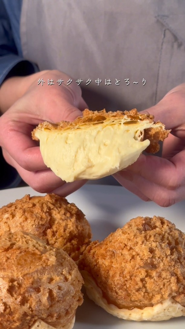 贈る人の想いを包み込む、足利の洋菓子店/
手作りのシュークリームやフランで、日常に小さな幸せをお届け
職人が磨き続けた技術で、ひとつひとつ丁寧に。
栃木県産小麦×フランスAOCバターのニ重層パイに、
濃厚な特製カスタードをたっぷり包んだシュークリームが自慢。
白と黒を基調にした、シンプルで落ち着く店内でお待ちしています

2つ3つ / 足利市