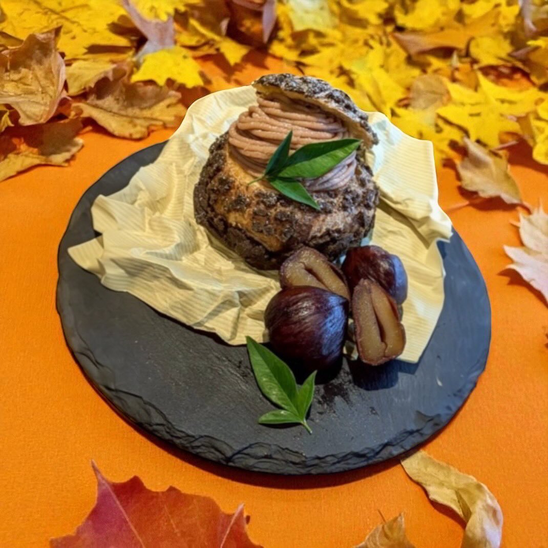 2025.9.11
みなさまこんにちは♪
今日は、9月15日(月)から始まる新メニューのご紹介です️
『モンブランシュー』
秋先取りの栗を使ったシュークリーム
大人気のプレミアムカスタードでも使用している、特製カスタードと、北海道産の生クリームをたっぷり使用していて、しっかりとした栗の甘みと香りが楽しめる、2つ3つの新たなメニューです!
期間限定商品なので、お早めに