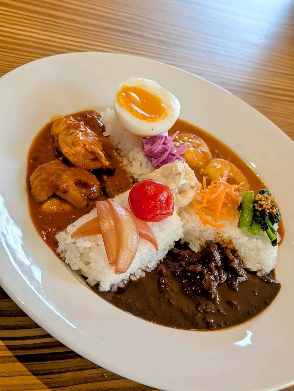 2025.9.22
本日より、2つ3つのランチメニューがリニューアルしました️

今までは平日限定でしたが、なんと今回より土日祝日もランチメニューをご用意しております

本日よりスタートするのは
『選べるフランプレート』
『和牛デミオムライス』
『地中海トリコローレ』

の3種類です。
特に️写真１枚目の『地中海トリコローレ』は、３種のソースと色とりどりのトッピングが食欲をそそります

リニューアルしたランチメニューをぜひ食べにきてください🍽️