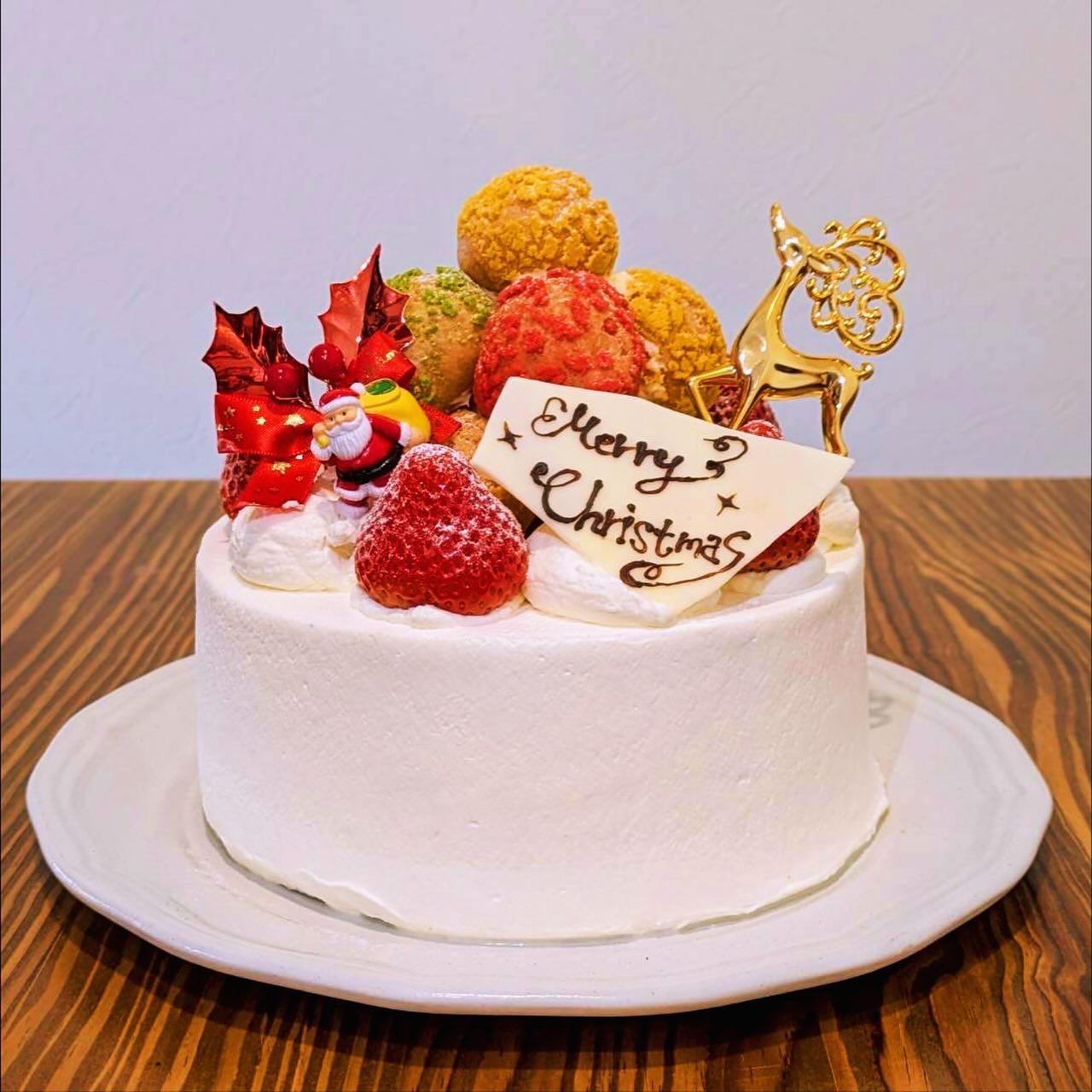 2025.11.11

今年もクリスマスがやってきます
2つ3つでは、クリスマスケーキのご予約開始いたしました️

●受付期間●
〜12月20日まで（ご予約制）

●受け渡し期間●
12月23日 24日 25日の3日間

●ケーキのサイズ●
クリスマスシューデコ　４号¥3900  ５号¥4700

イチゴタルト　６号¥5700

シューデコケーキは、シュークリームとカスタードを別添えでお持ち帰りもできるので、ご自宅でクリームを詰めてデコレーションする事も可能です！
食べる前から盛り上がりそうですね

イチゴタルトは、真っ赤なイチゴがたっぷり乗った、甘酸っぱくジューシーなケーキです

どちらのケーキも、12月20日までのご予約制です。
お早めにご連絡ください！！