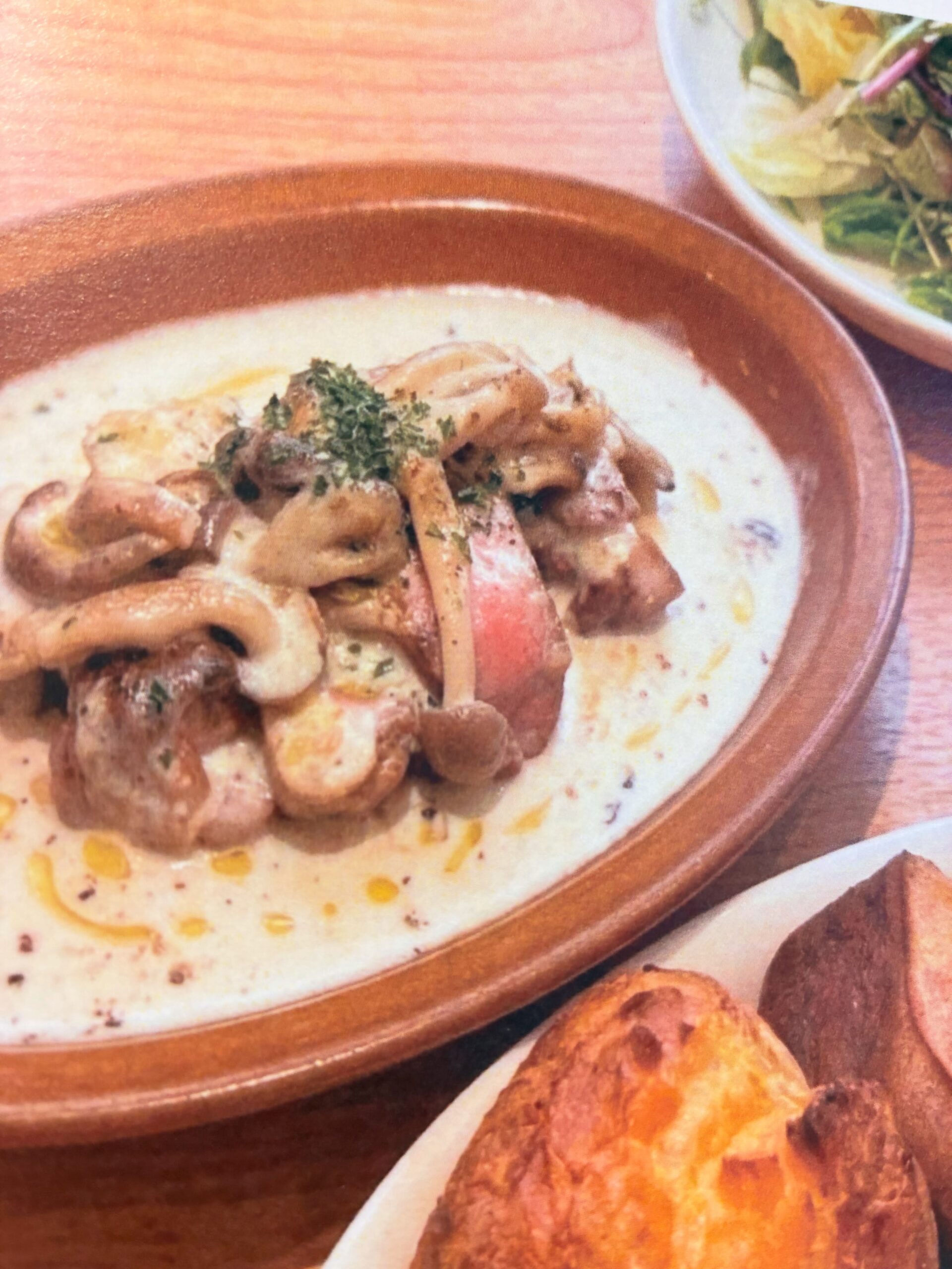 ᝰ✍︎꙳⋆2026/07/13

ランチメニュー🍽️
密かな人気メニュー
「豚肉のグリル」！！

きのこクリームが美味しい一皿です。
ポップオーバーにつけてお召し上がりください♡