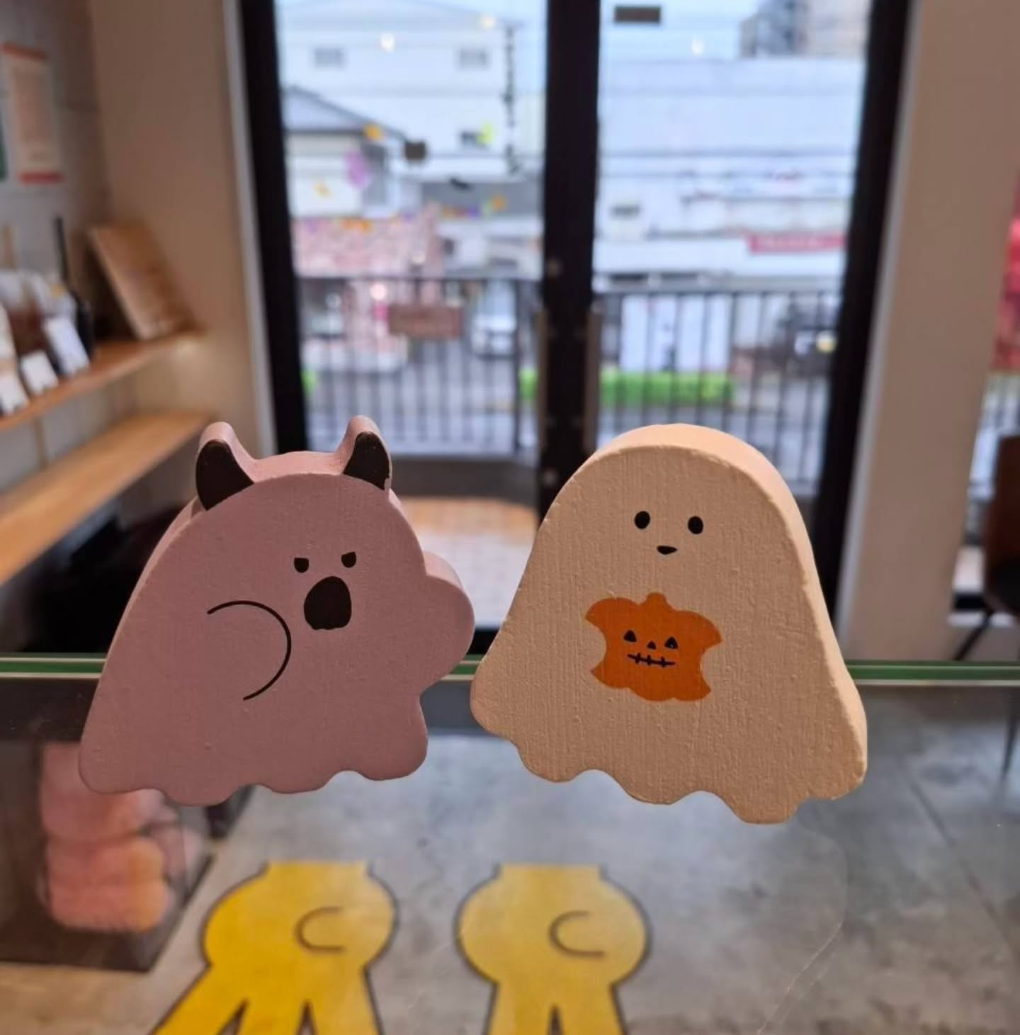 2026/10/04⁡
店内もハロウィン仕様となっておりますが、⁡
⁡明日からハロウィンにぴったりの新作が登場します⁡
⁡どんなパフェシューになるのか乞うご期待️⁡
⁡⁡
⁡＿＿＿＿＿＿＿＿＿＿＿＿＿＿＿＿＿＿＿＿＿＿⁡

2つ3つ（futatumittu）
「2つも3つも食べたくなる」が名前の由来。

パフェシュー
プレミアムカスタード
柚子はちみつ
ほうじ茶大納言
ピスタチオキャラメル
クリームチーズベリー

フラン「樽toパイ」
柚子クリームチーズ
リンゴキャラメル
足利産椎茸
足利産ニラと胡麻
トマトカマンベール

※シュークリームは全て注文を頂いてからクリームをお詰めいたしますので、少々お時間をいただきます。
お急ぎの方は事前に『ご予約』をおすすめいたします。

ギフトのお取り寄せは
プロフィールのリンクから️

営業時間／11:00～18:00(売り切れ次第終了)
定休日／水曜日

栃木県足利市八幡町1-2-11アガタビル2階
(️駐車場はビルの前と裏にもあります)
