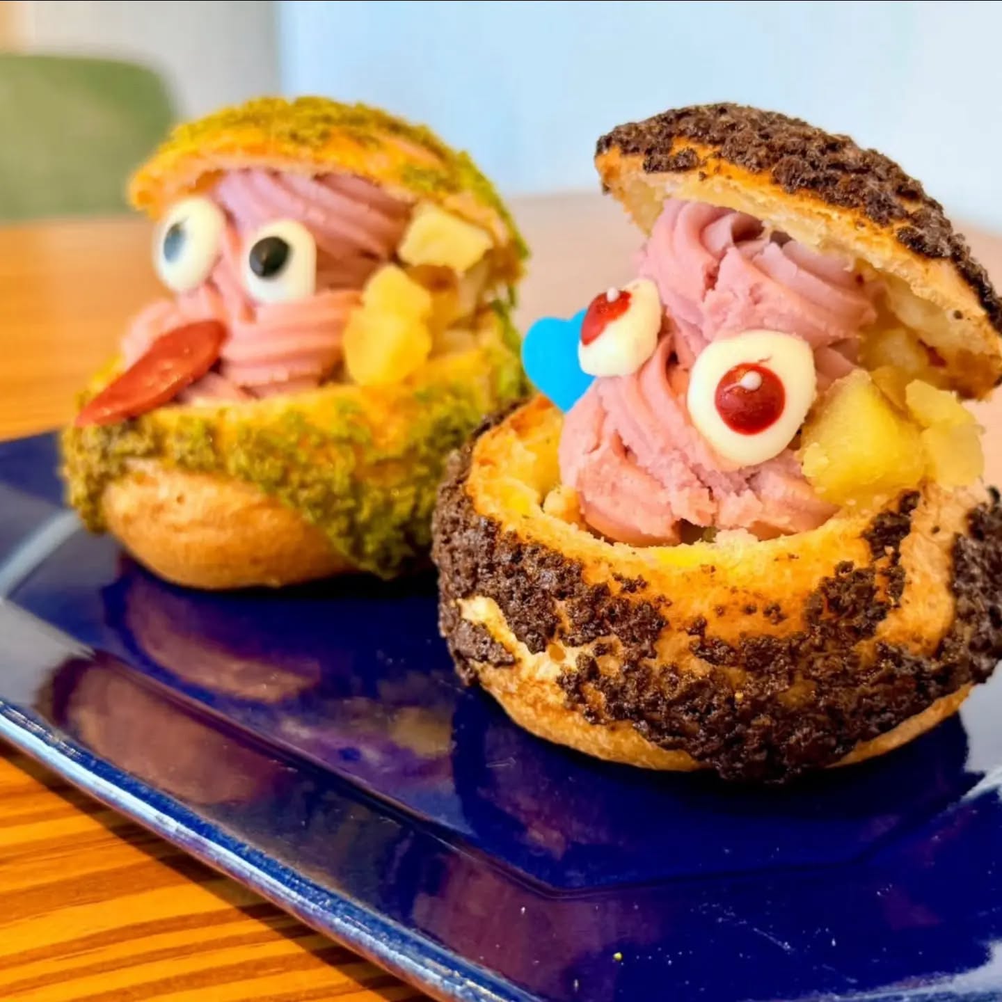 【足利シュークリーム】
2つ3つ(futatumittu)
「2つも3つも食べたくなる」が名前の由来。
_________________
今月の期間限定パフェシューは…
カスタードクリームの上に
さつまいもがゴロゴロ
外にもトッピングとして
そして紫芋のクリームを絞り
チョコレートの目玉やお口をデコレーションした、ハロウィンパフェシュー
そしてこのお写真はお客様からご提供頂きました素敵に撮ってくださりありがとうございます
一つ一つ個性があるので
2つ並べてもかわいいですよね🫶
_________________
パフェシュー
プレミアムカスタード
柚子はちみつ
ほうじ茶大納言
ピスタチオキャラメル
クリームチーズベリー
紫芋とさつまいも(期間限定)
フラン「樽toパイ」
柚子クリームチーズ
リンゴキャラメル
足利産椎茸
足利産ニラと胡麻
トマトカマンベール
パフェシューとフランは店内でも
お召し上がりいただけます🍽️
※シュークリームは全て注文を頂いてからクリームをお詰めいたしますので、少々お時間をいただきます。
お急ぎの方は事前に『ご予約』をおすすめいたします。
営業時間/11:00~18:00(売り切れ次第終了)
定休日/水曜日
栃木県足利市八幡町1-2-11アガタビル2階
(️駐車場はビルの前と裏にもあります)