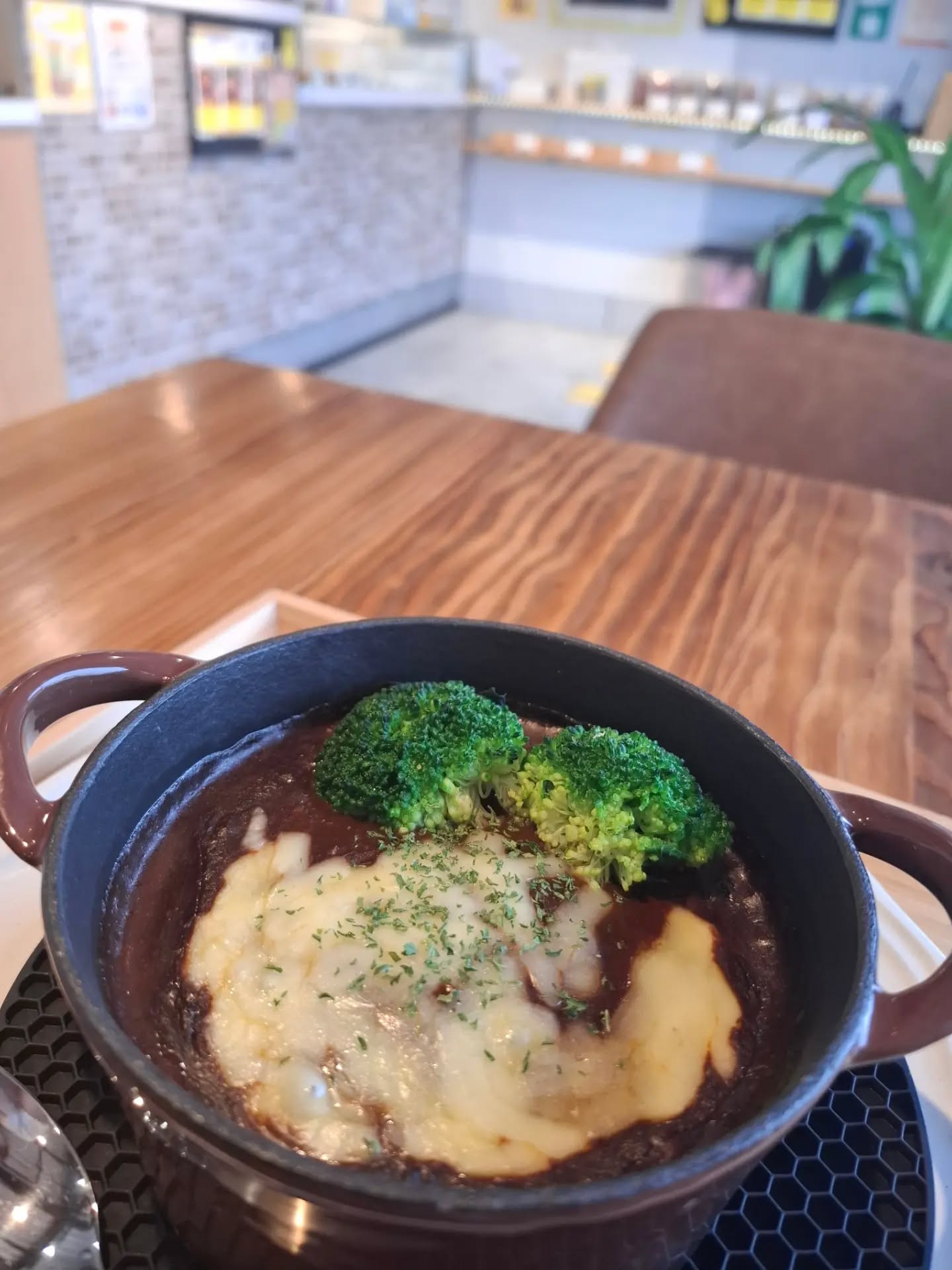 【足利ランチ】
2つ3つ(futatumittu)
「2つも3つも食べたくなる」が名前の由来。
_________________
鶏のハンバーグは、ほんのりカカオが香るカレーソースはピリっとスパイスが効いて病みつきになります
ぜひお替り自由のポップオーバーにもつけて、最後まで美味しく召し上がっていただけたら嬉しいです️
デザートやお土産にパフェシュー、樽toパイも一緒にいかがでしょうか?🤗
_________________
ランチメニュー
デミグラス雑穀米オムライス
鶏のハンバーグ~カカオ香るカレーソース~
豚のグリル~キノコクリームソース~
ランチにはポップオーバーお替り自由とサラダが付きます。
ランチは11:30〜14:00まで🍽️
営業時間/11:00~18:00(売り切れ次第終了)
定休日/水曜日
栃木県足利市八幡町1-2-11アガタビル2階
(️駐車場はビルの前と裏にもあります)