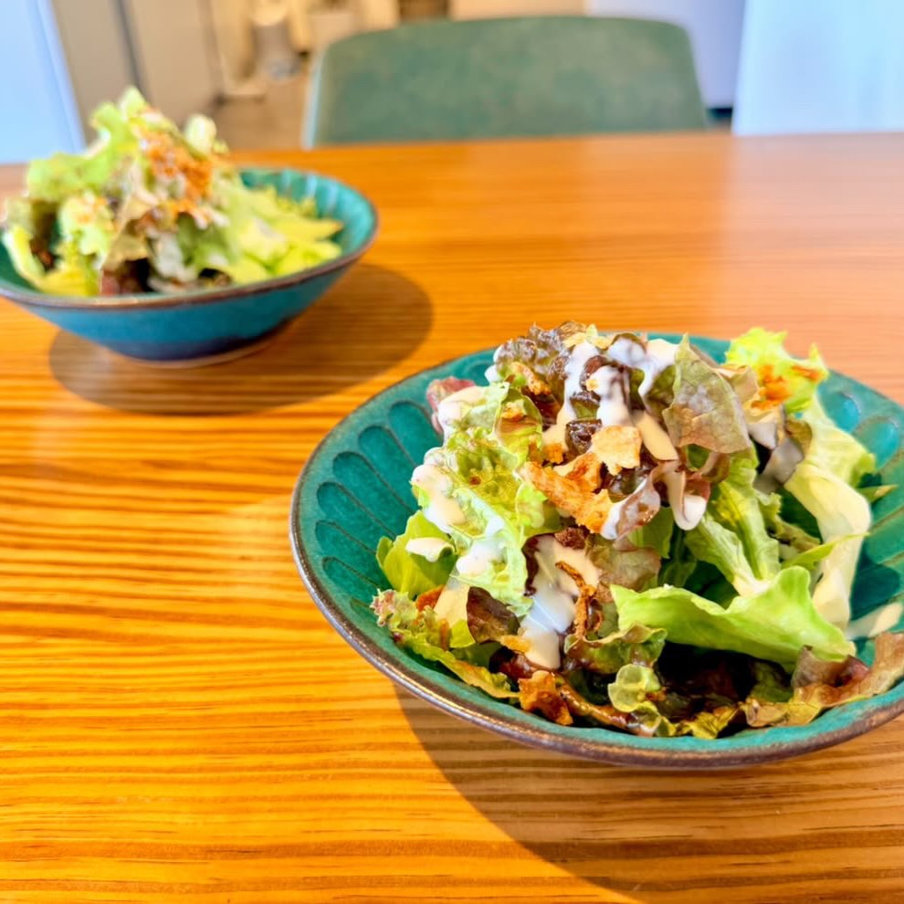 【足利ランチ】
2つ3つ(futatumittu)
「2つも3つも食べたくなる」が名前の由来。
⎯⎯⎯⎯⎯⎯⎯⎯⎯⎯⎯⎯⎯⎯⎯⎯⎯⎯⎯
新鮮なサラダは
日によって、冷たいものと
温かいもののご用意があります🥬♡
たっぷりお野菜たべてくださいね️
(お客様からの素敵なお写真を
頂きました🥕⸝⋆2つ3つを素敵に美しく
撮影していただきありがとうございました️)
⎯⎯⎯⎯⎯⎯⎯⎯⎯⎯⎯⎯⎯⎯⎯⎯⎯⎯⎯
ランチメニュー
デミグラス雑穀米オムライス
鶏のハンバーグ~カカオ香るカレーソース~
豚のグリル~キノコクリームソース~
ランチにはポップオーバーお替り自由とサラダが付きます。
営業時間/11:00~18:00(売り切れ次第終了)
定休日/水曜日
栃木県足利市八幡町1-2-11アガタビル2階
(️駐車場はビルの前と裏にもあります)