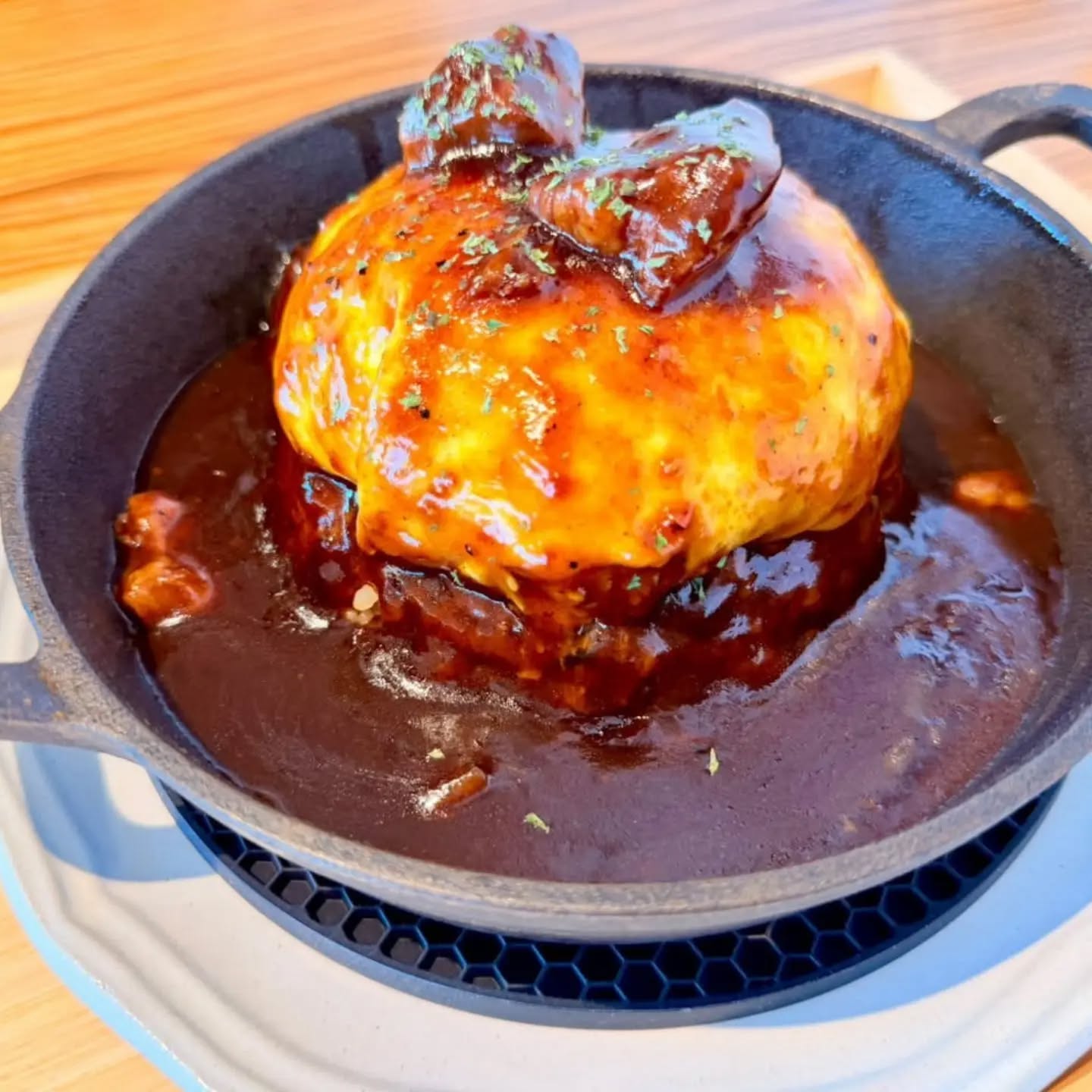 【足利ランチ】
2つ3つ(futatumittu)
「2つも3つも食べたくなる」が名前の由来。
_________________
今週もお疲れ様でした️
週末は自分へのご褒美にオシャレなランチをしに、2つ3つへお越しになりませんか?🍽️
ランチは3種類からお選びいただき、サラダ、ポップオーバーが付いてきます️
デザートやお土産にパフェシュー、樽toパイもご一緒にいかがでしょうか?️
(一枚目、オムライスのお写真は、お客様からご提供いただきました️素敵に撮ってくださりありがとうございます️)
_________________
ランチメニュー
デミグラス雑穀米オムライス
鶏のハンバーグ~カカオ香るカレーソース~
豚のグリル~キノコクリームソース~
ランチにはポップオーバーお替り自由とサラダが付きます。
ランチは11:30〜14:00まで🍽️
営業時間/11:00~18:00(売り切れ次第終了)
定休日/水曜日
栃木県足利市八幡町1-2-11アガタビル2階
(️駐車場はビルの前と裏にもあります)