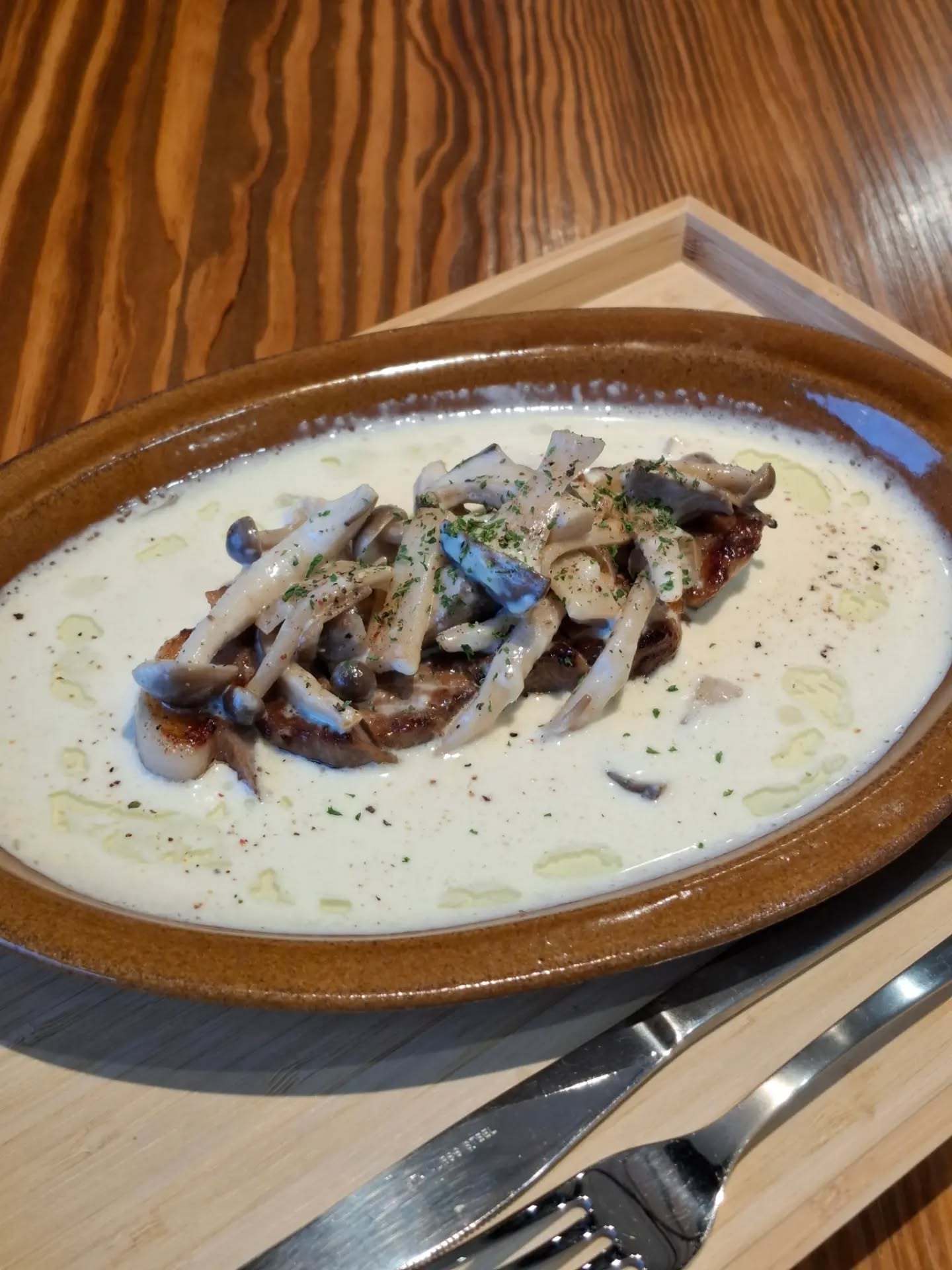 【足利ランチ】
2つ3つ(futatumittu)
「2つも3つも食べたくなる」が名前の由来。
_________________
最近の密かな人気メニュー『豚のグリル』
残ったクリームソースはぜひポップオーバーにつけてお召し上がりください️
ランチでお替り自由のポップオーバーは、オーブンで焼く際に、生地が大きく膨らんで型から「飛び出す(pop over)」様子から名付けられました。
今週もお疲れ様でした️
週末のご褒美にパフェシューはいかがですか?
10月限定ハロウィンパフェシューもやっています
_________________
ランチメニュー
デミグラス雑穀米オムライス
鶏のハンバーグ~カカオ香るカレーソース~
豚のグリル~キノコクリームソース~
ランチにはポップオーバーお替り自由とサラダが付きます。
ランチは11:30〜14:00まで🍽️
営業時間/11:00~18:00(売り切れ次第終了)
定休日/水曜日
栃木県足利市八幡町1-2-11アガタビル2階
(️駐車場はビルの前と裏にもあります)