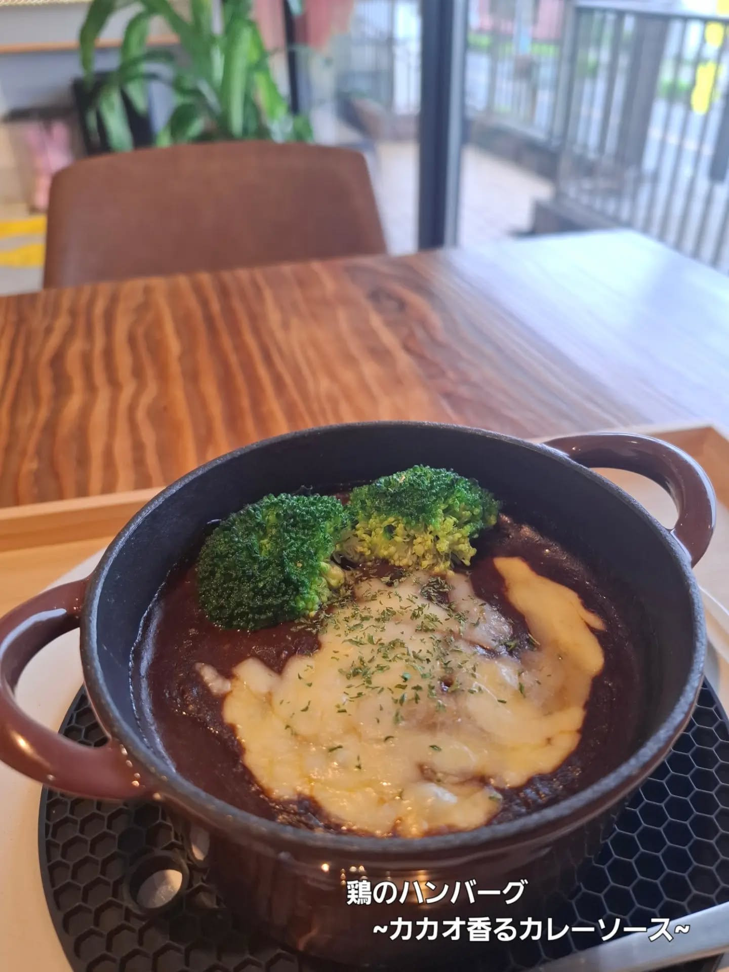 【足利ランチ】

2つ3つ（futatumittu）
「2つも3つも食べたくなる」が名前の由来。

＿＿＿＿＿＿＿＿＿＿＿＿＿＿＿＿＿

食欲の秋ですね
2つ3つでランチはいかがでしょうか

ランチを頼むと付いてくる「ポップオーバー」とは、卵、牛乳、小麦粉、バターなどを混ぜた生地を高温で焼き上げる、アメリカ発祥の軽い食感のクイックパン（発酵させないパン）です

食後のデザートに、今しか食べられないハロウィンパフェシューもご一緒にいかがですか？️

＿＿＿＿＿＿＿＿＿＿＿＿＿＿＿＿＿

ランチメニュー

デミグラス雑穀米オムライス
鶏のハンバーグ~カカオ香るカレーソース~
豚のグリル~キノコクリームソース~

ランチにはポップオーバーお替り自由とサラダが付きます。

ランチは11:30〜14:00まで🍽️

営業時間／11:00～18:00(売り切れ次第終了)
定休日／水曜日

栃木県足利市八幡町1-2-11アガタビル2階
(️駐車場はビルの前と裏にもあります)