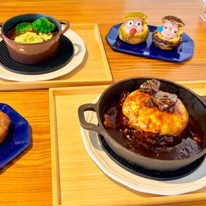 【足利ランチ】
2つ3つ(futatumittu)
「2つも3つも食べたくなる」が名前の由来。
雨が上がり、いいお天気です️
明日からどんどん冷え込むようですね
秋もあっという間に過ぎていきそうです
2つ3つのランチは温かいメニューを
ご用意しております️
美味しいものをたくさん食べて
迫る冬️も元気にいきましょうね
こちらのお写真はお客様が
素敵に撮ってくださいました🥕⸝⋆
ありがとうございます
ランチメニュー
デミグラス雑穀米オムライス
鶏のハンバーグ~カカオ香るカレーソース~
豚のグリル~キノコクリームソース~
ランチにはポップオーバーお替り自由とサラダが付きます。
営業時間/11:00~18:00(売り切れ次第終了)
定休日/水曜日
栃木県足利市八幡町1-2-11アガタビル2階
(️駐車場はビルの前と裏にもあります)