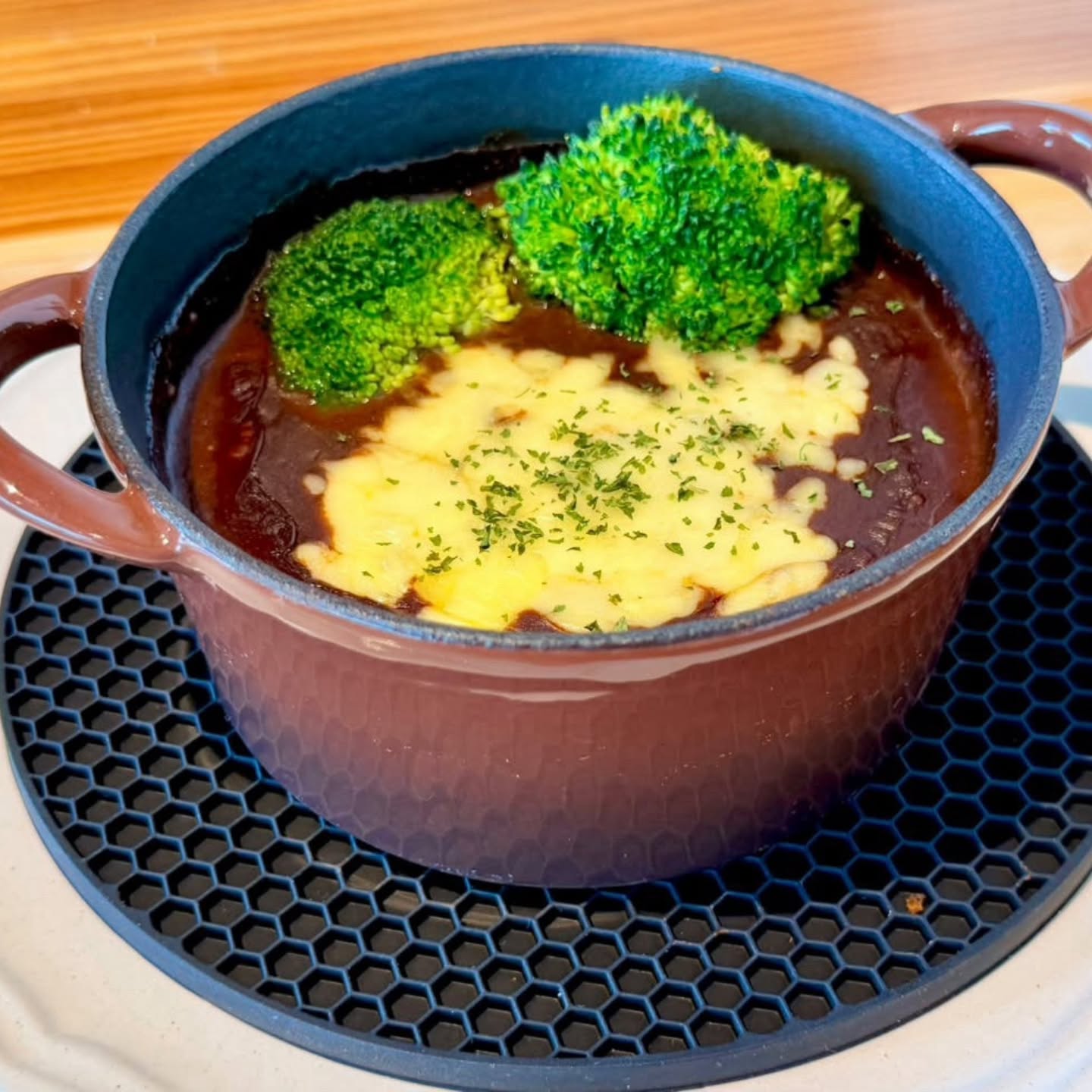【足利ランチ】
鶏のハンバーグ～カカオ香るカレーソース～
⁡
⁡
2つ3つ（futatumittu）
「2つも3つも食べたくなる」が名前の由来。
⁡
⁡⁡
⁡最近のオススメはこちら🥄⁡
⁡ほんのりカカオの香りとスパイスの香りが食欲をそそります
⁡これもまたポップオーバーが進んでしまいますね⁡
⁡
⁡
⁡こちらのお写真はお客様からいただきました！⁡
⁡とても美味しそうに撮っていただいてありがとうございます⁡
⁡⁡
⁡
ランチメニュー
デミグラス雑穀米オムライス
鶏のハンバーグ~カカオ香るカレーソース~
豚のグリル~キノコクリームソース~

ランチにはポップオーバーお替り自由とサラダが付きます。

営業時間／11:00～18:00(売り切れ次第終了)
定休日／水曜日

栃木県足利市八幡町1-2-11アガタビル2階
(️駐車場はビルの前と裏にもあります)